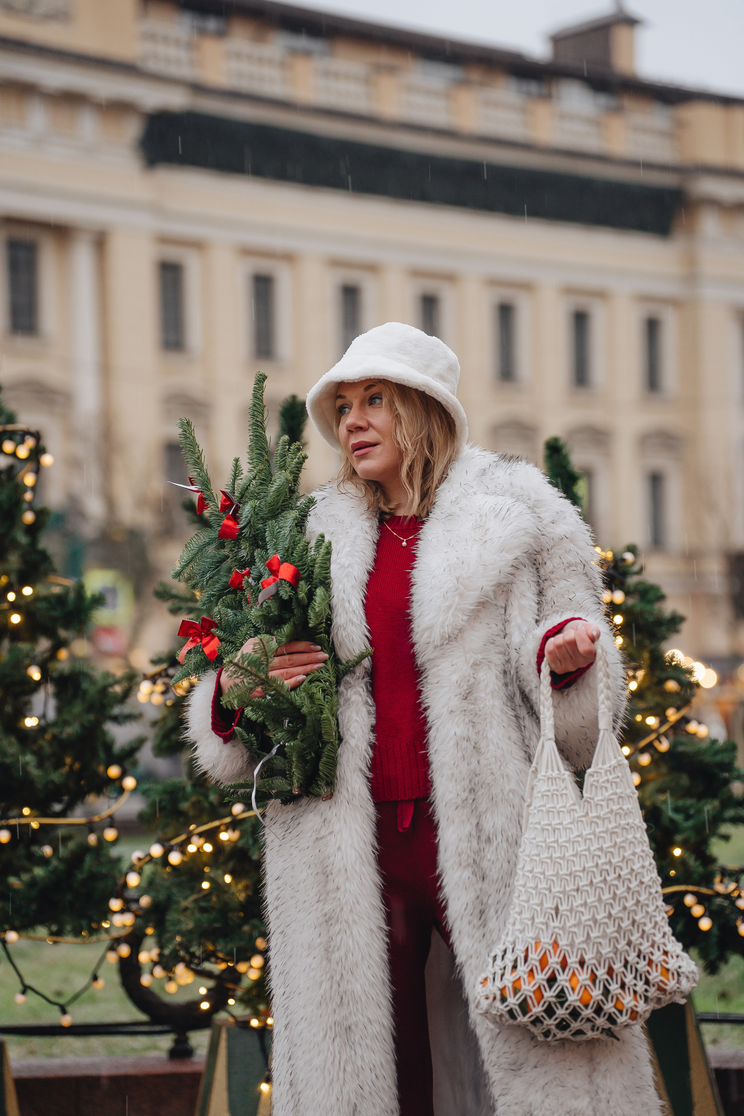 ПРОГУЛКА НА МАНЕЖНОЙ ПЛОЩАДИ ДЛЯ ДЕВУШКИ ПЕРЕД НОВЫМ ГОДОМ (НОВОГОДНЯЯ ФОТОСЕССИИЯ НА МАНЕЖНОЙ ПЛОЩАДИ). Профессиональный фотограф, Санкт-Петербург — Виктория Богомолова