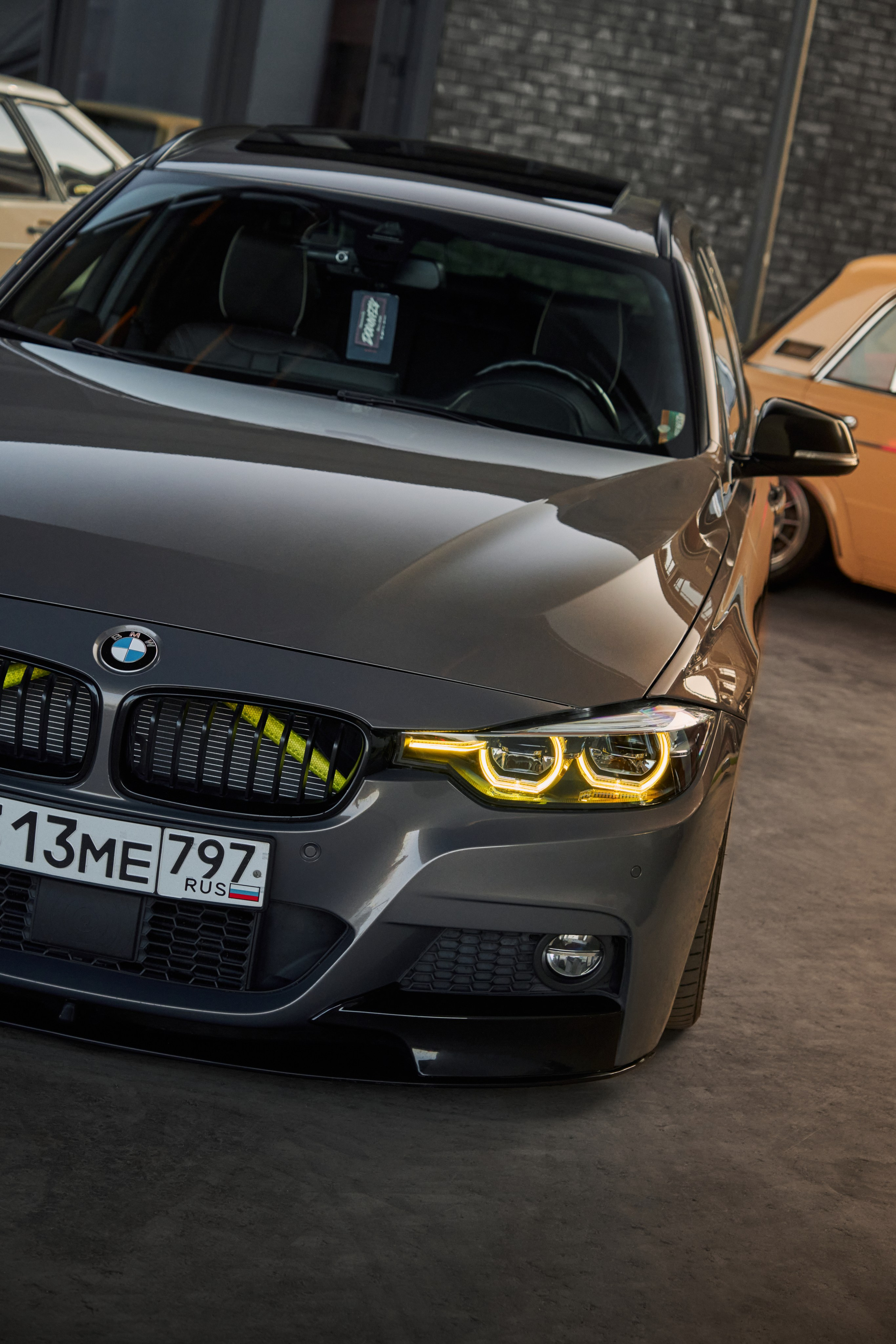 Седан BMW F31 в стиле стенс с желтыми ходовыми огнями и распорками радиатора, фото GLAR Production