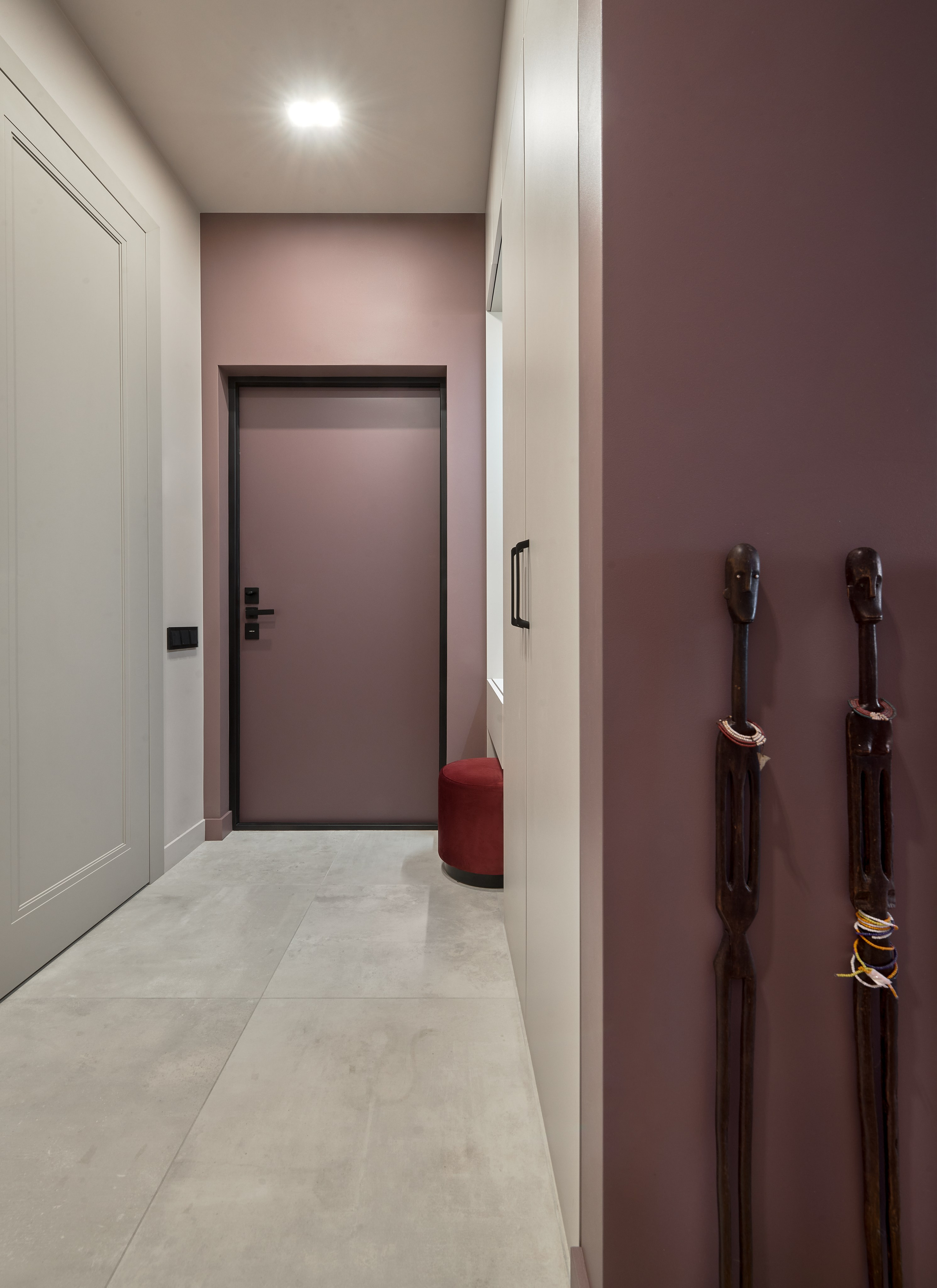 Светлое дерево и фиолетовые акценты. Фотограф Наталья Вершинина