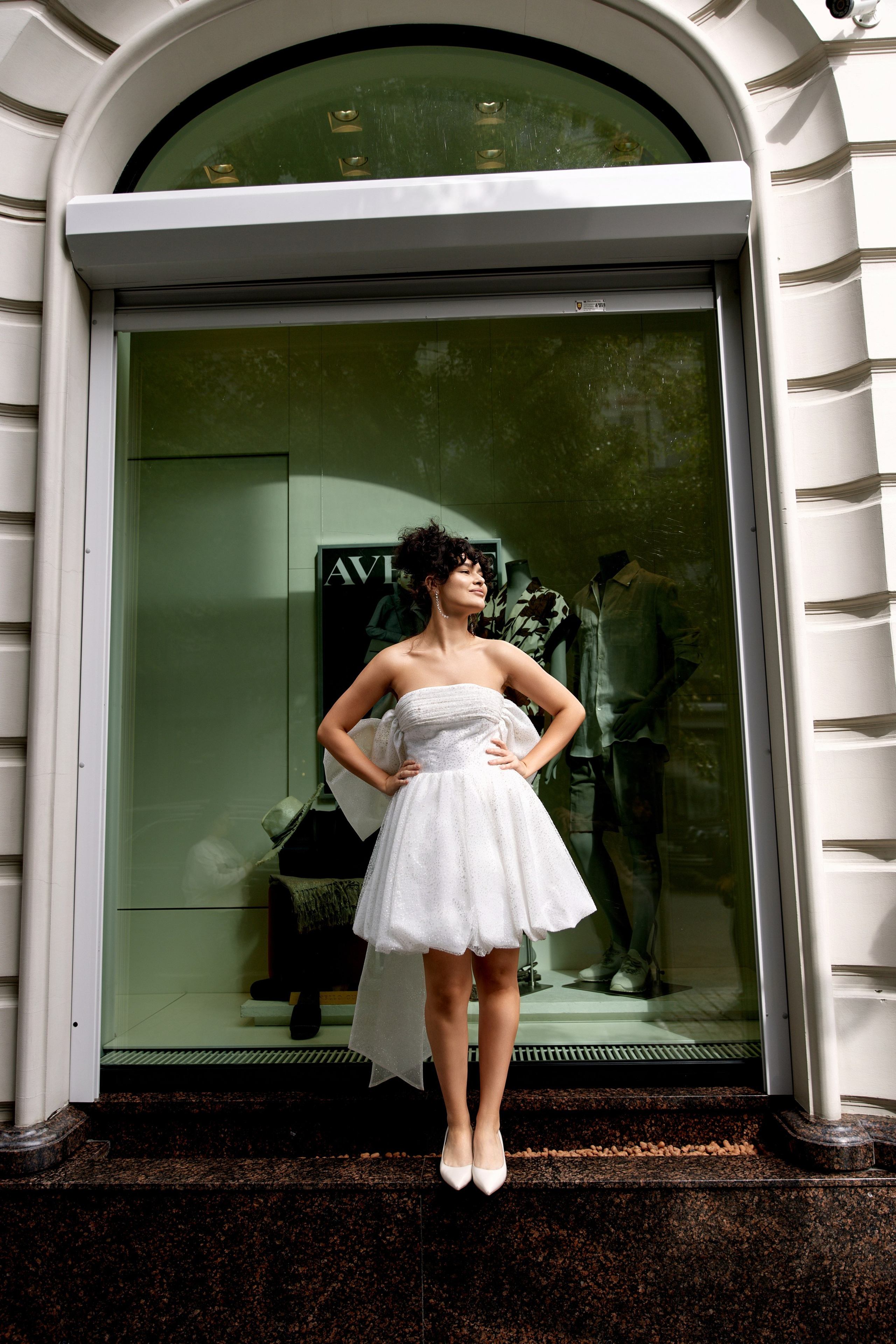 Невеста в свадебном платье в интерьере стильной витрины. Фотограф: Орешина Елена.