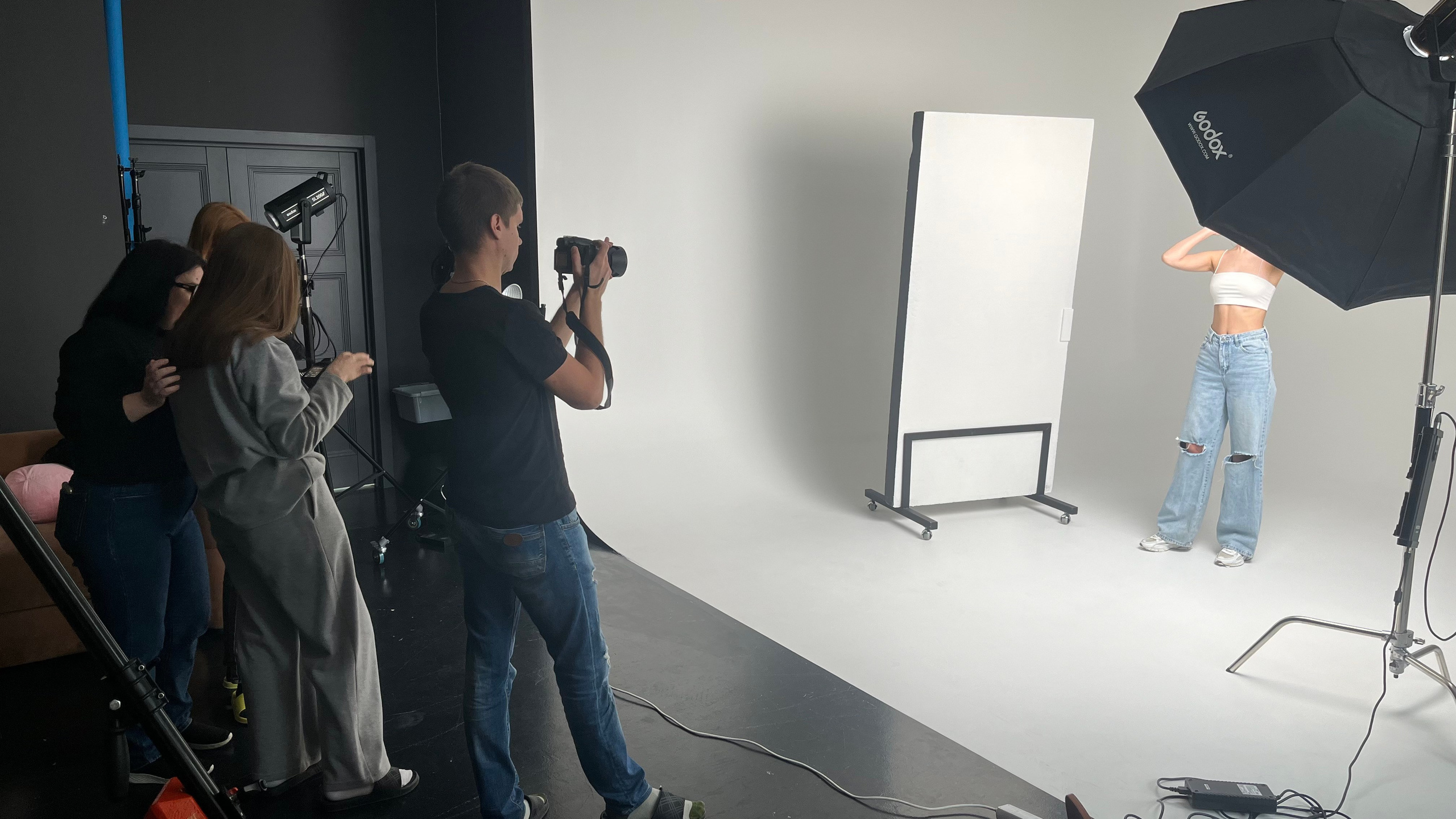 Фото бэкстейдж съёмок и занятий — как проходят наши уроки в Фотошколе Lectory 4.06. Фотошкола Екатеринбург Lectory 4.06