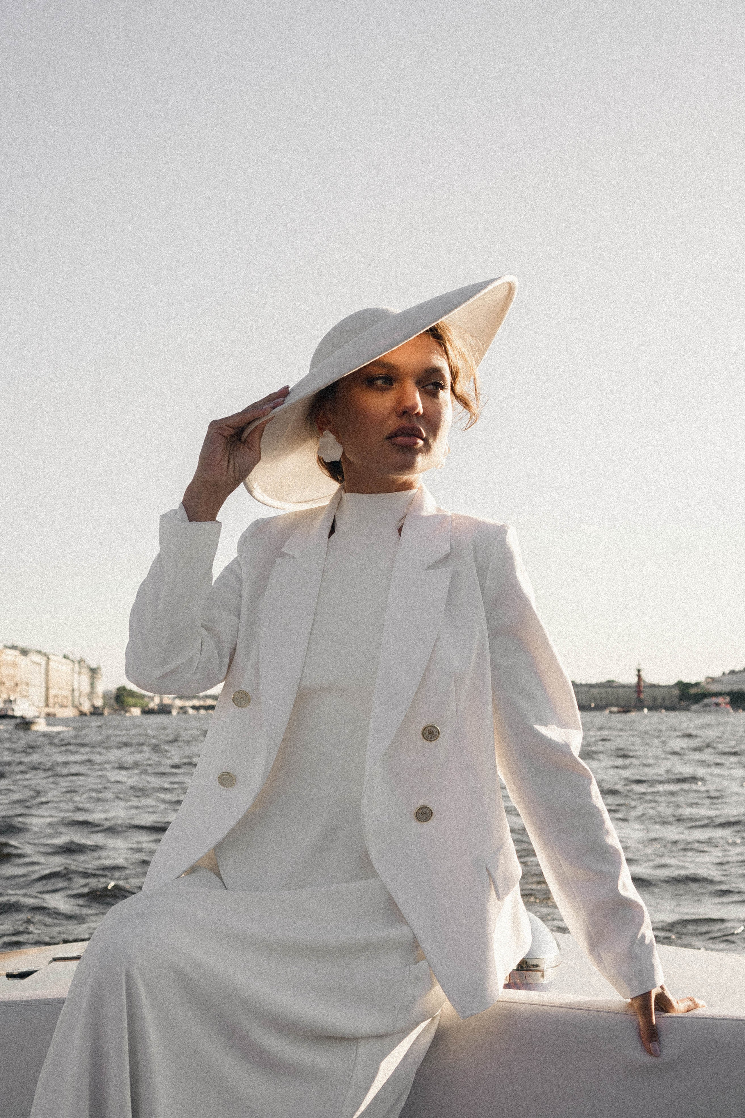 СВАДЕНБНАЯ СЬЕМКА НА КАТЕРЕ ПО КАНАЛАМ САНКТ-ПЕТЕРБУРГА И В АКВАТОРИИ НЕВЫ. Профессиональный фотограф, Санкт-Петербург — Виктория Богомолова