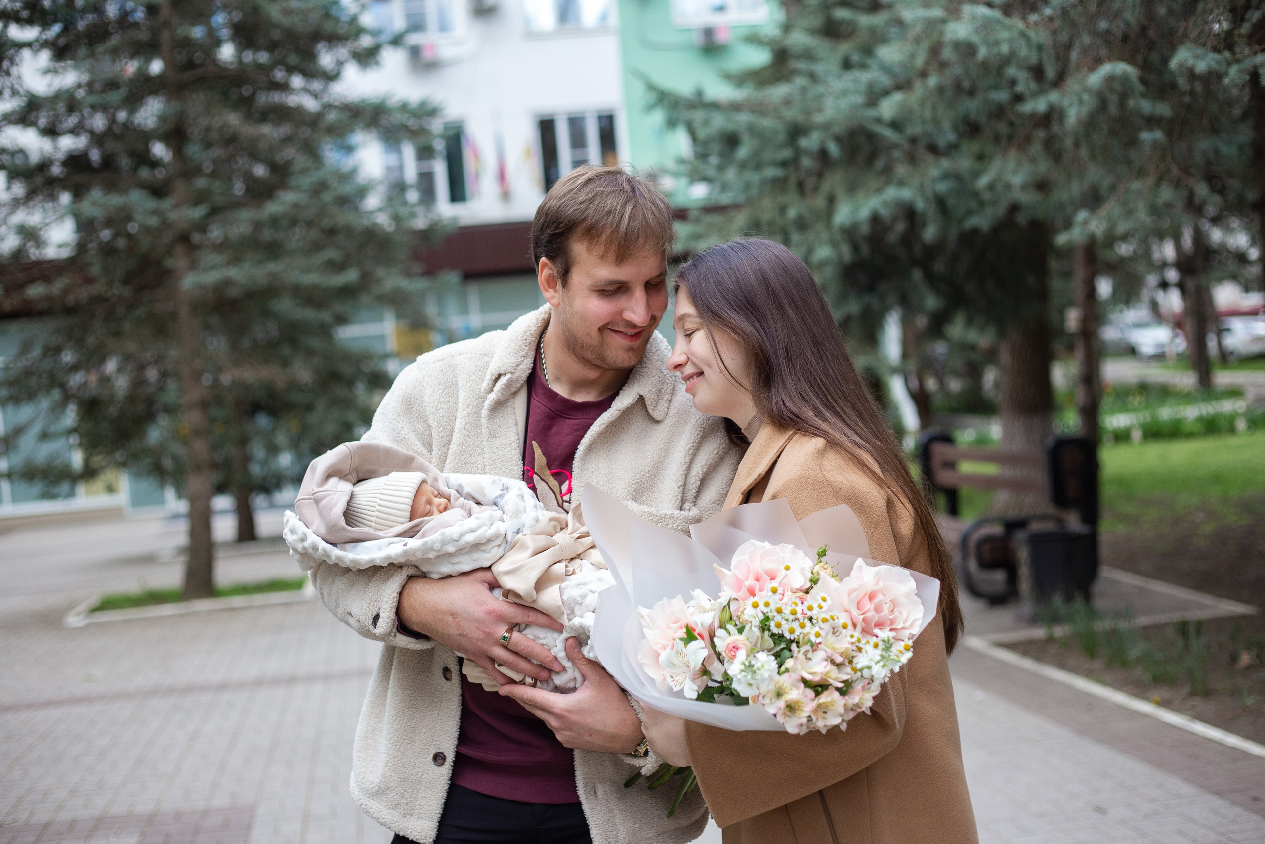 Выписка из роддома. Фотограф Краснодара, фотограф в парке Галецкого.репортажный фотограф. детский фотограф, свадебный фотограф. профессиональный фотограф