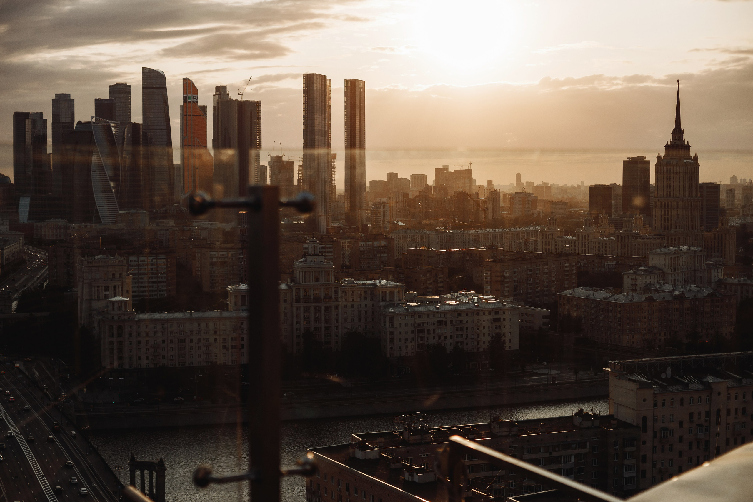 Москва в закатном солнце.