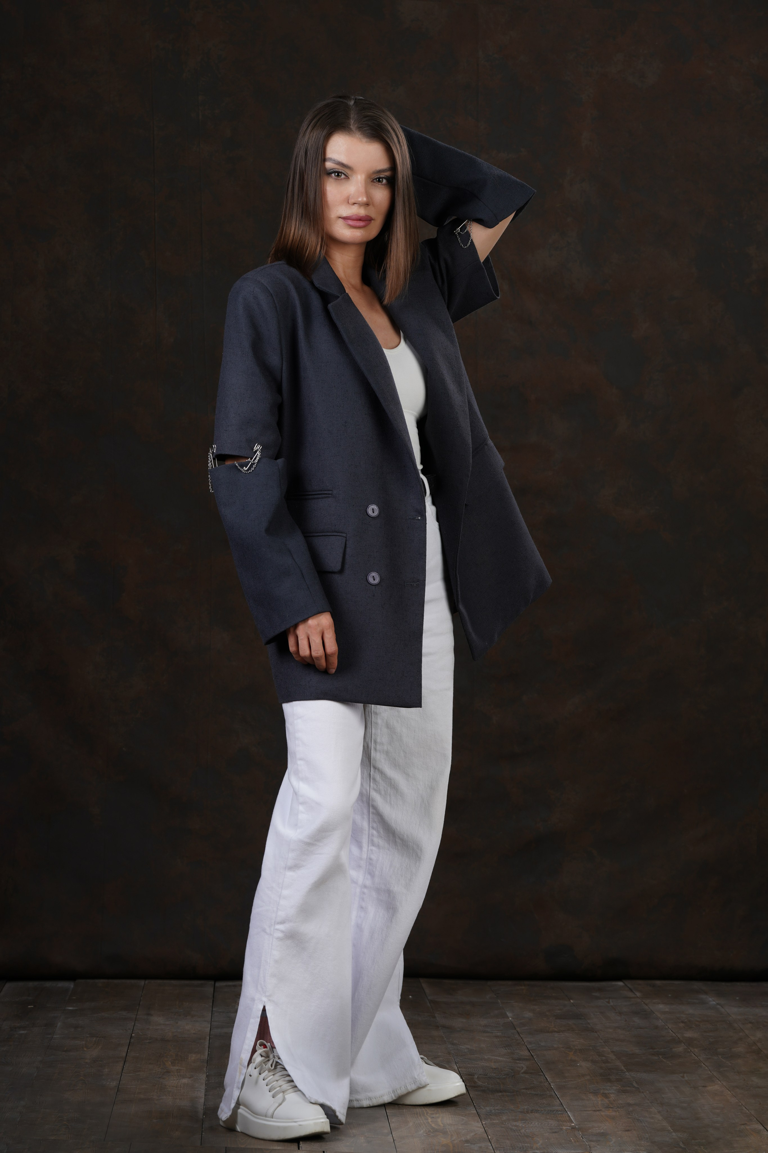 Женский портрет на коричневом фоне