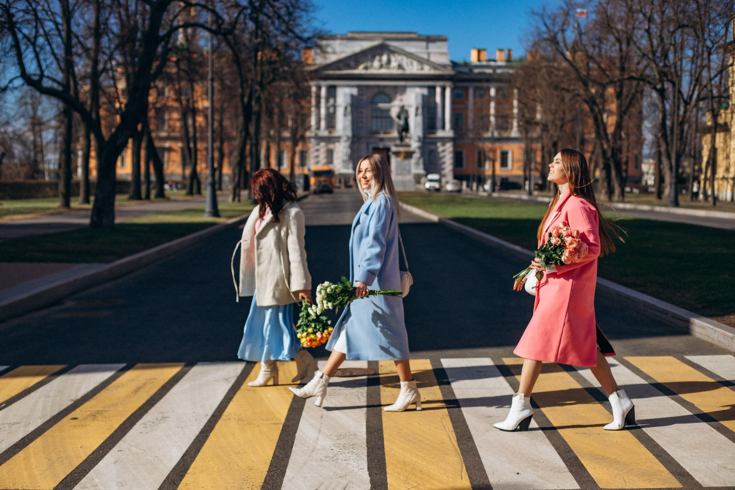 Анастасия с подругами в апреле. Фотопрогулка в Петербурге. Индивидуальный и семейный фотограф в Санкт-Петербурге