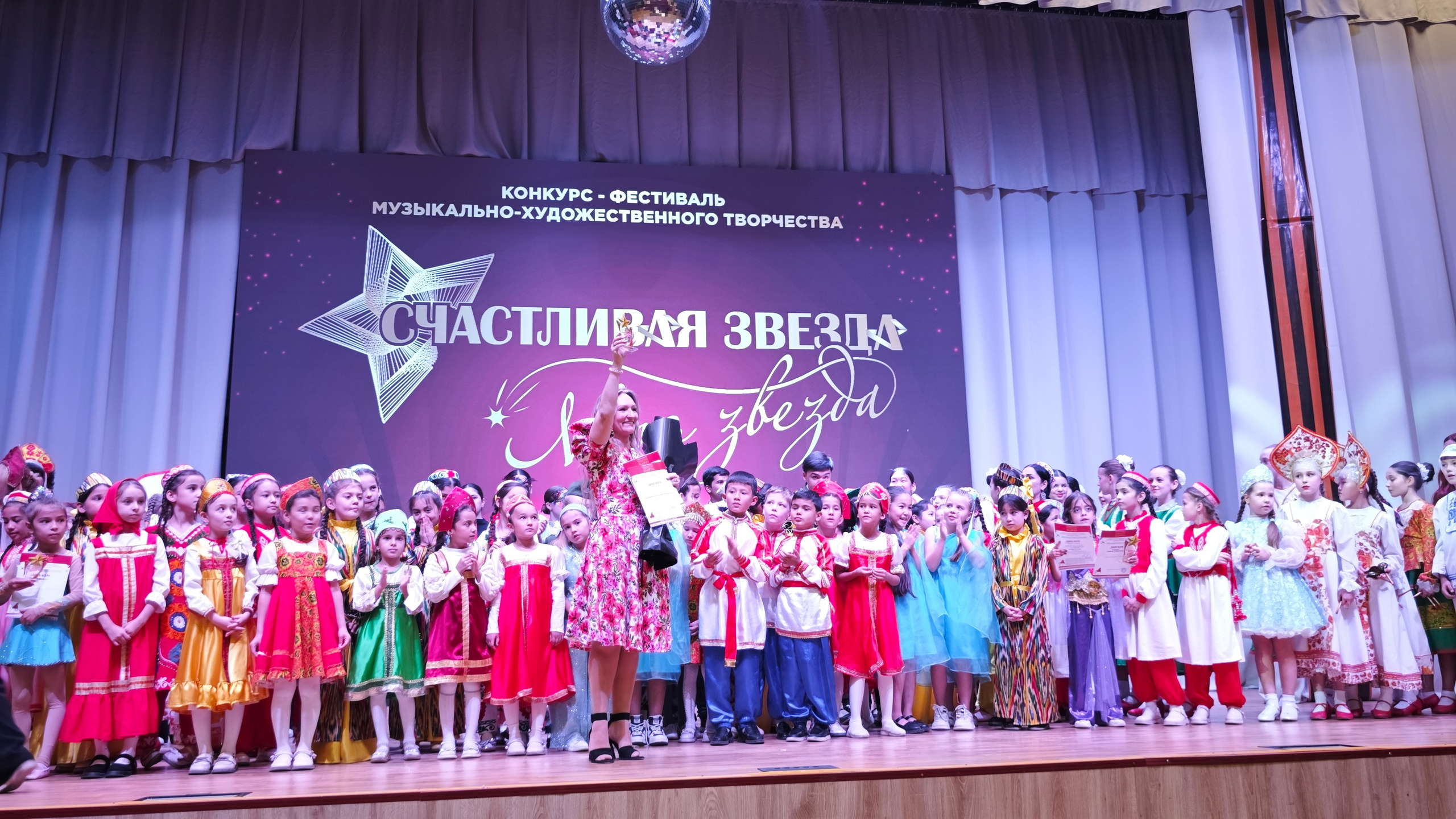 1 ноября 2025 г, г. Бохтар, Таджикистан. Золотое яблочко