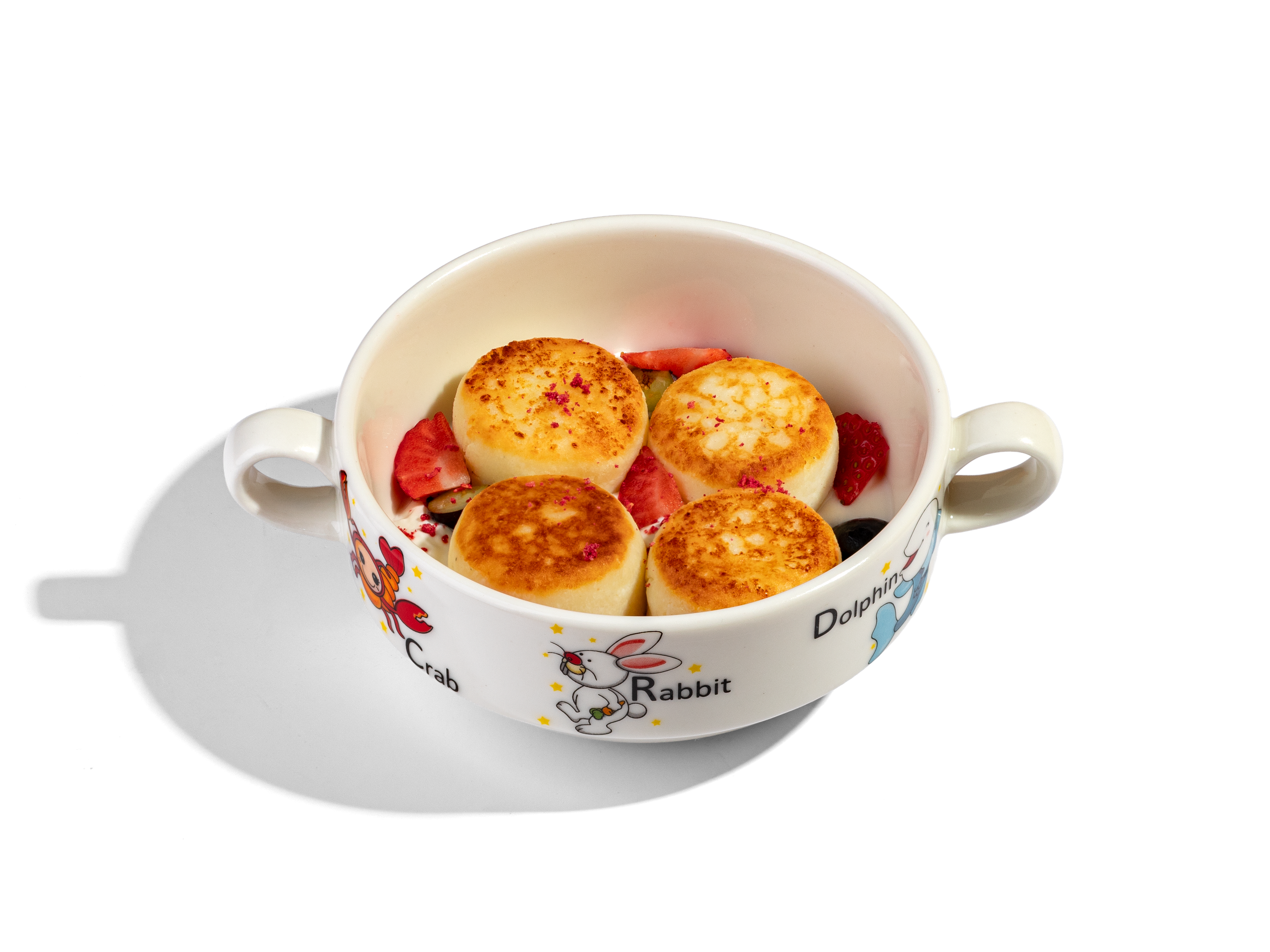 МИНИ - СЫРНИКИ С ЯГОДАМИ — 490Р. Сырники 4 шт. со сметаной и свежими ягодами голубики и клубники 