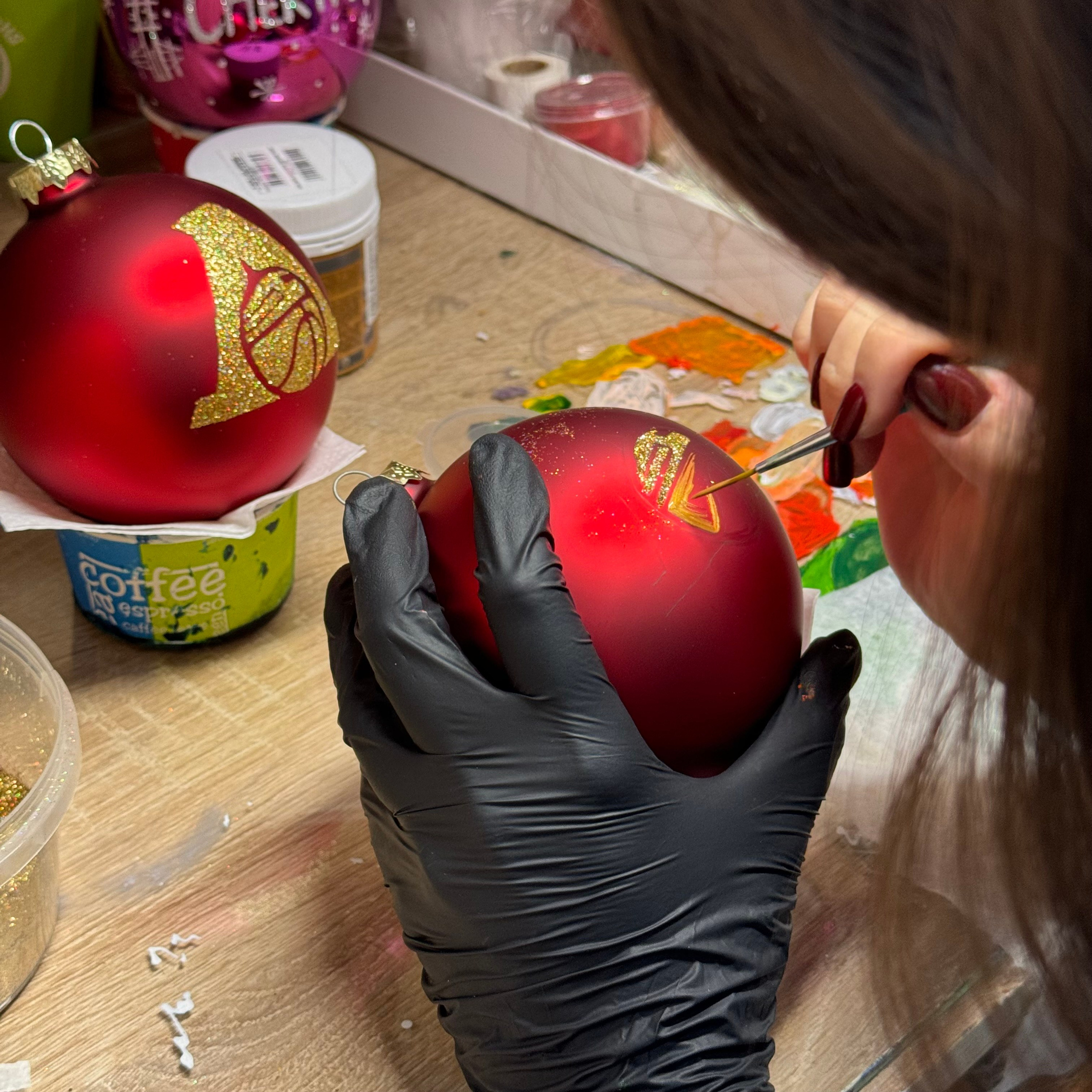 ArtSHARm- наше портфолио по ёлочным шарам с ручной росписью. Художественная ручная роспись елочных шаров, корпоративные подарки и восковые аромасвечи