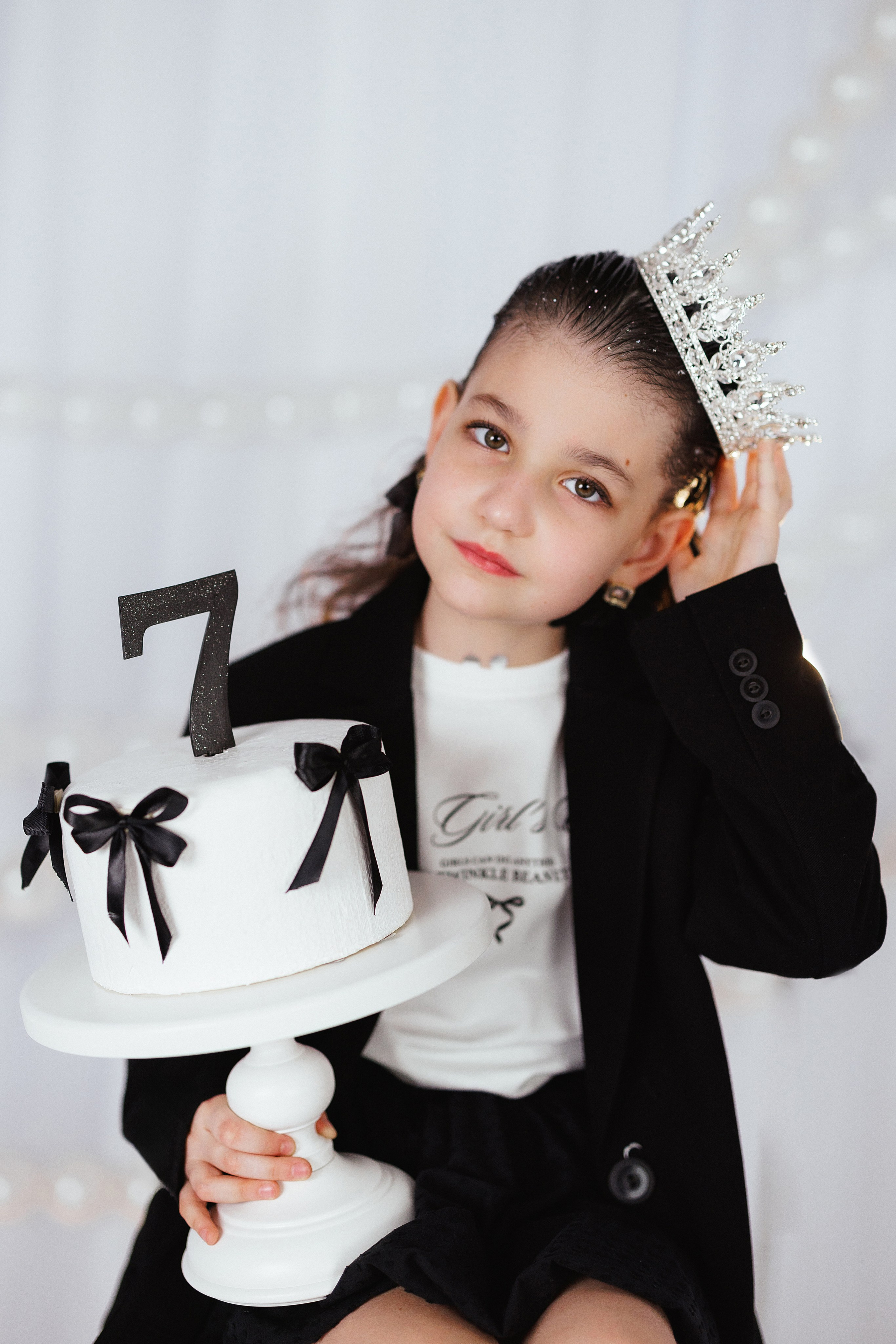 Фотосессия к дню рождения с большим тортом, в детской фотостудии «Антураж», город Краснодар. Семейный и детский фотограф в Краснодаре Анна Трашкова