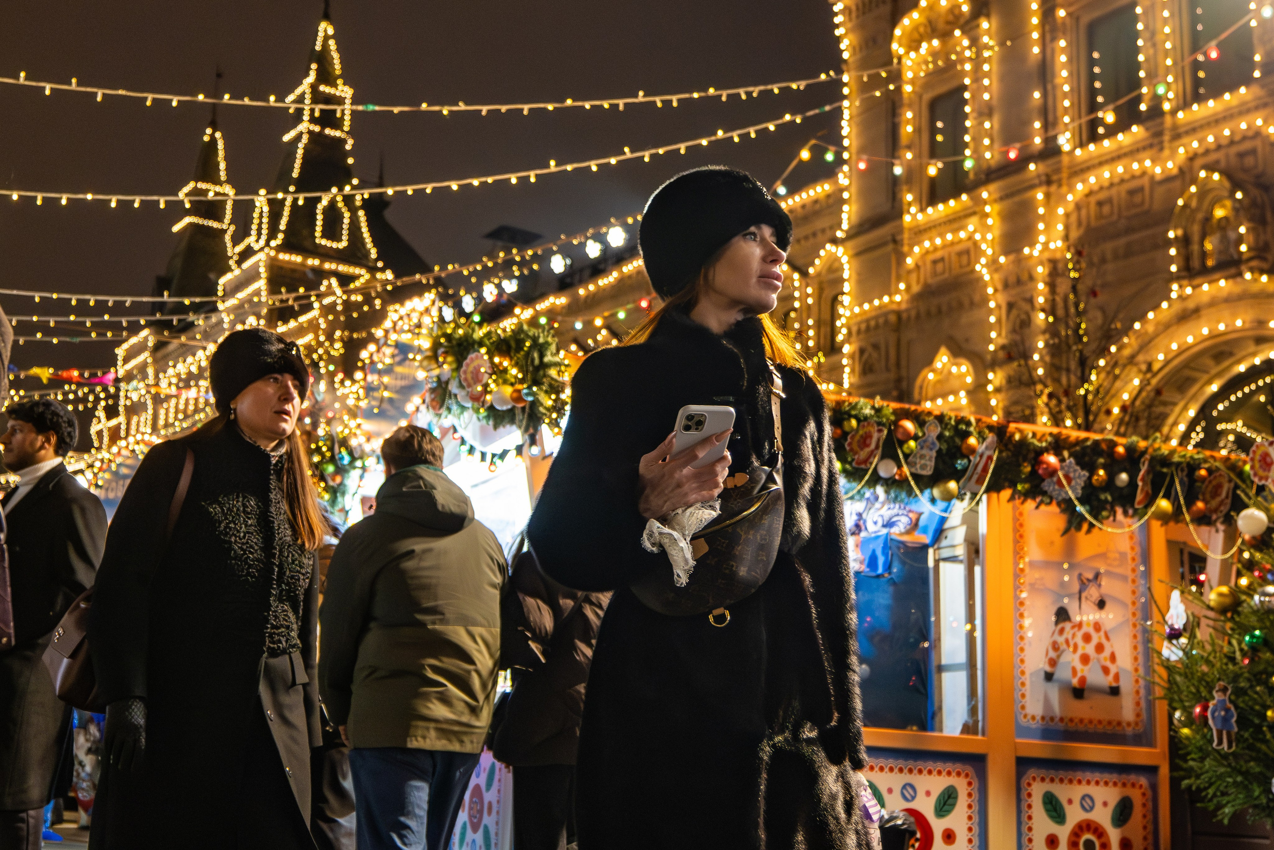 Прохожие на фоне ГУМ