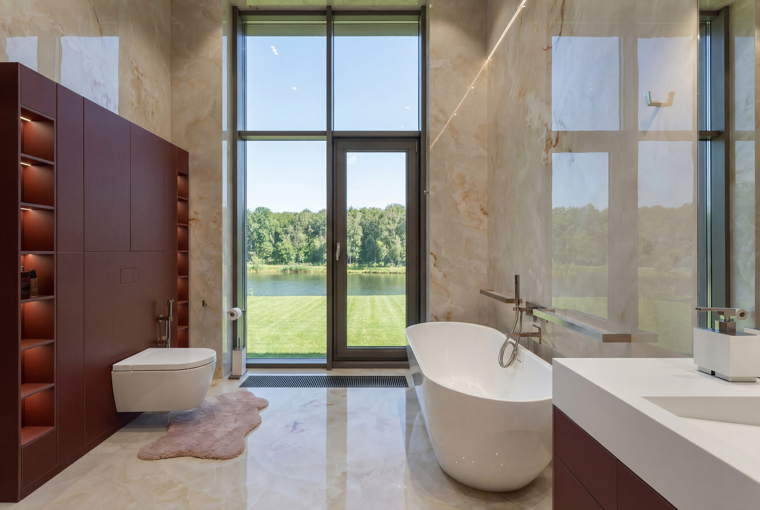 Премиальный дизайн ванной комнаты от Валерии Котович: стены из глянцевого оникса, отдельно стоящая ванна у панорамного окна с видом на озеро и встроенная мебель винного цвета в доме у воды.
