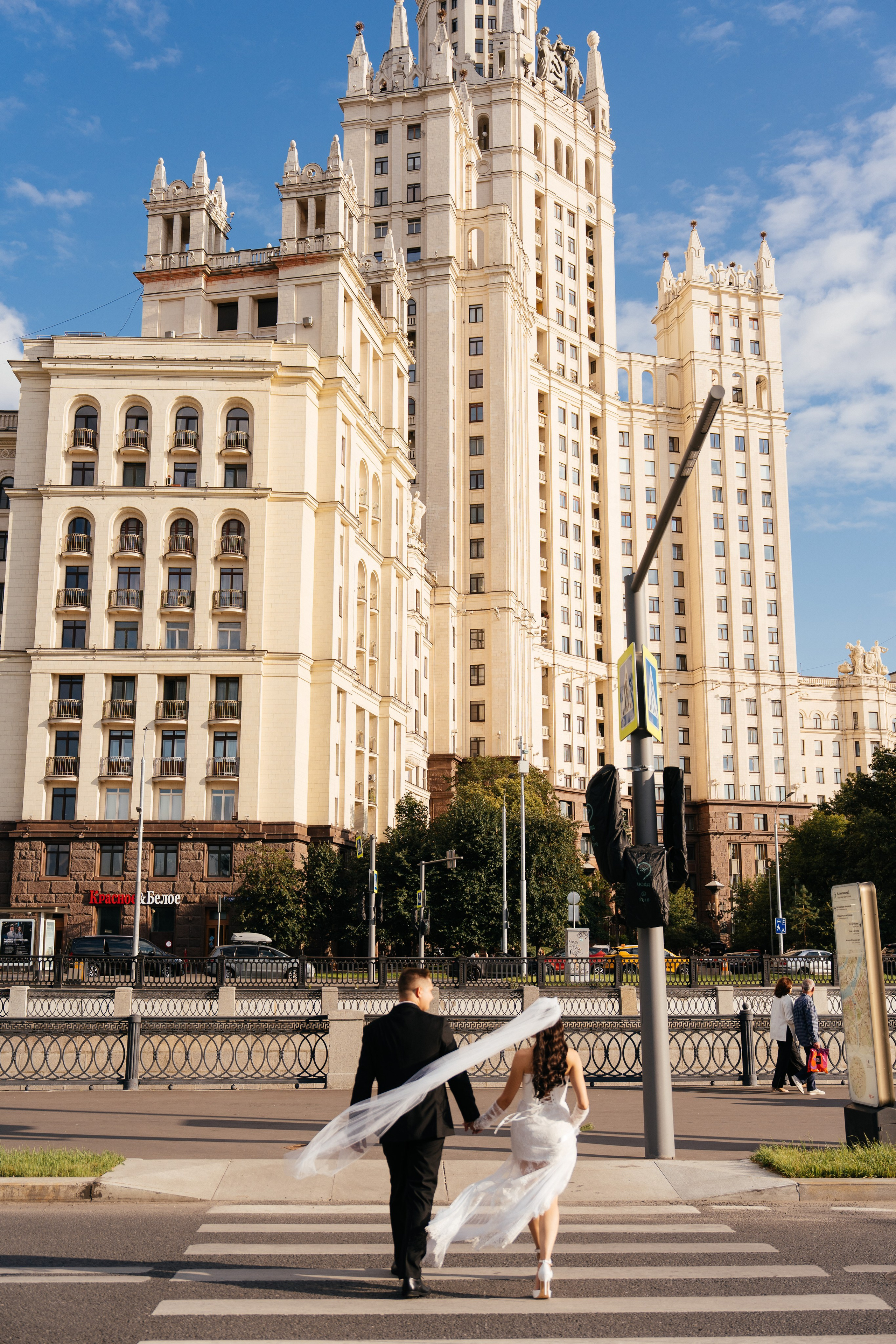 Свадебная фотосессия в Москве у высотки на Котельнической набережной. Свадебный фотограф в Москве Анна Полушина