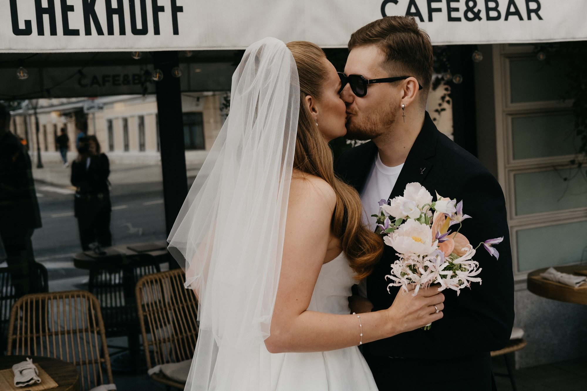 «ты красивый» — «нет, ты!». Свадебный фотограф Александра Тюлякова