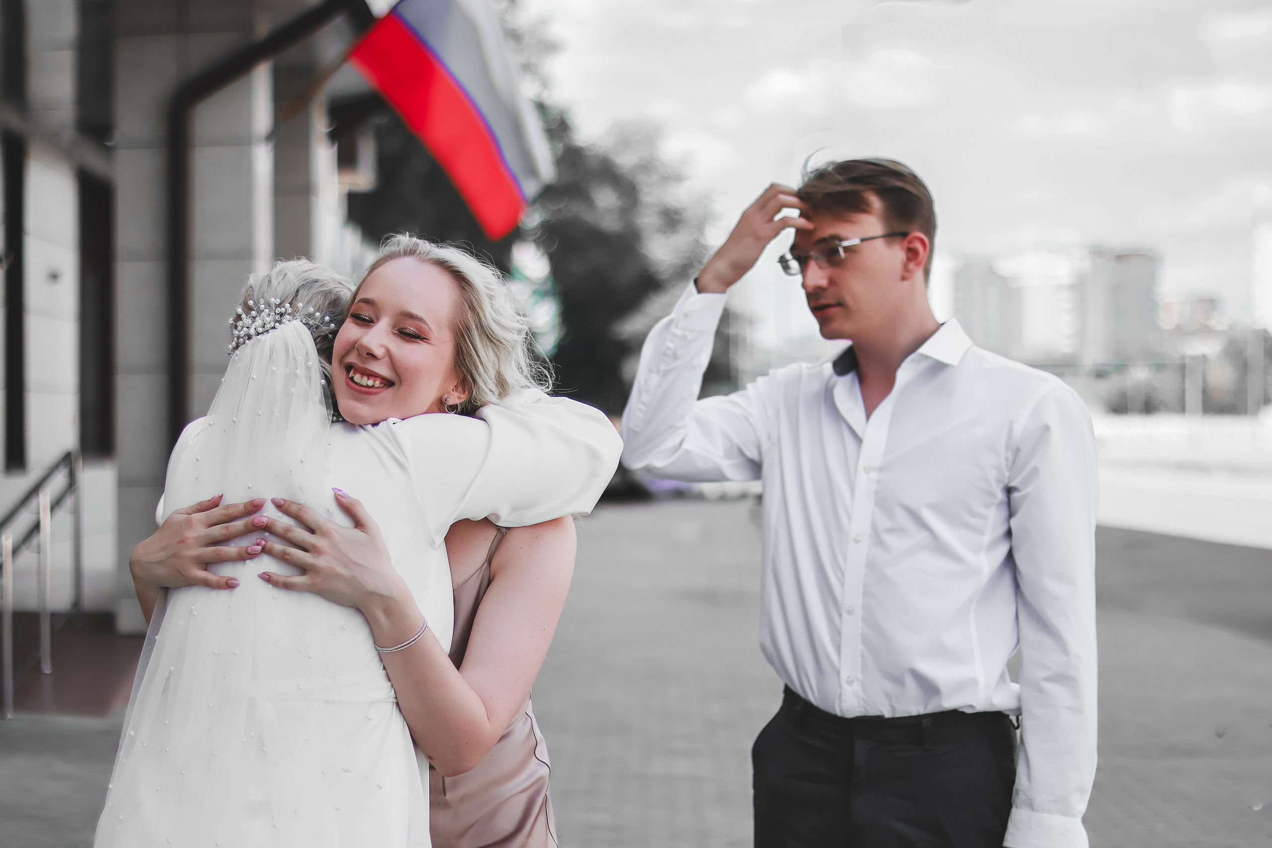 Невеста обнимается с подружкой