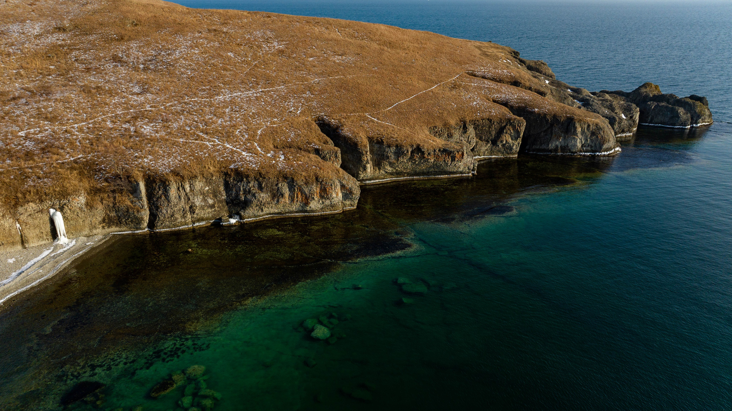 Кекур Пьющий верблюд. Турист оптимист