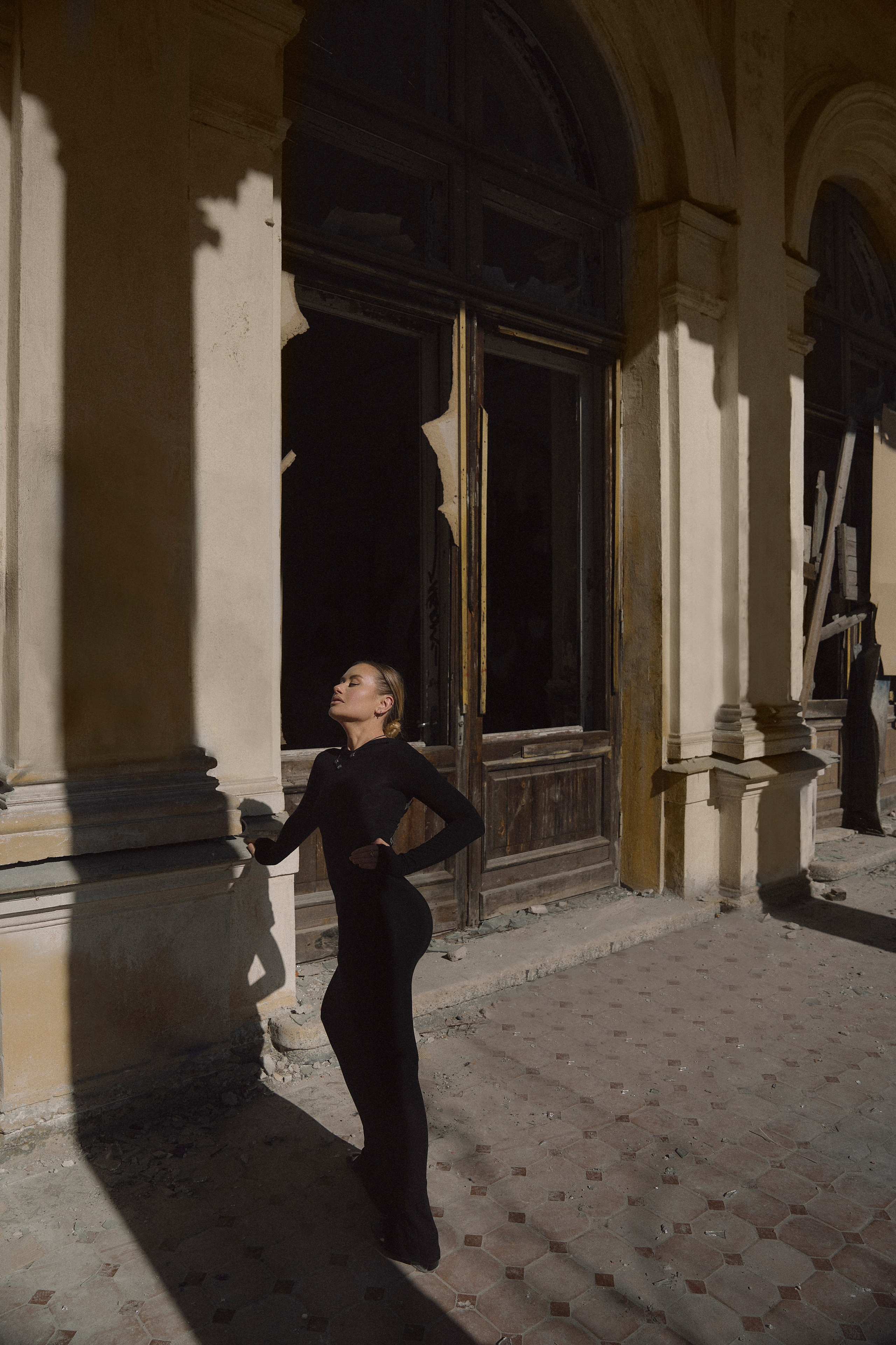 Агния в заброшенном дворце. Фотограф в Санкт-Петербурге Юлия Магдич