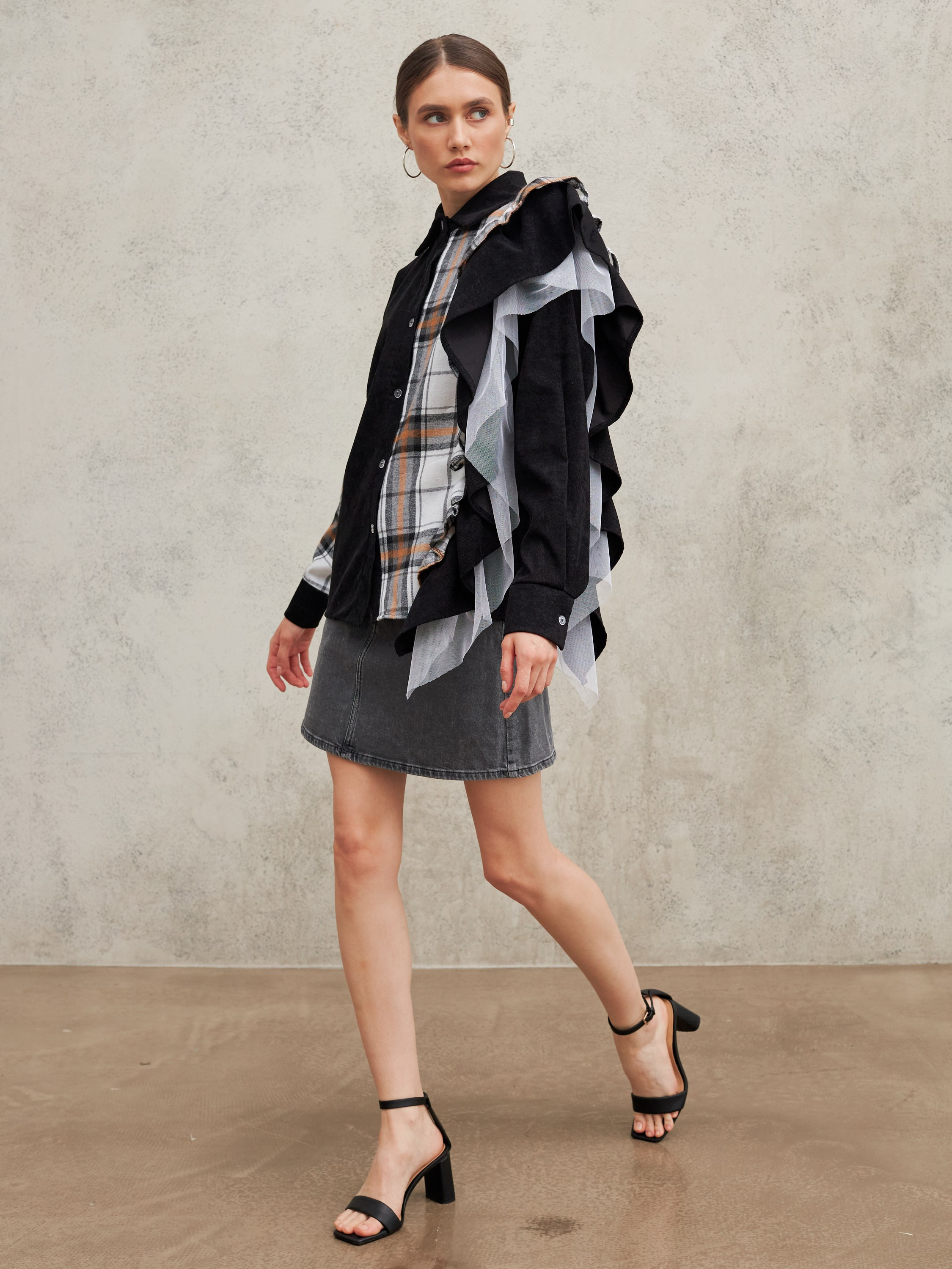 Фотосъемка рубашек с воланами Екатеринбург Wildberries ВБ Ozon Озон фотосессия одежды Екб заказать цена фотосъемка товара WB блузки Екб. Фотограф Екатеринбург Анастасия Жерновская | Маркетплейсы и нейрофото