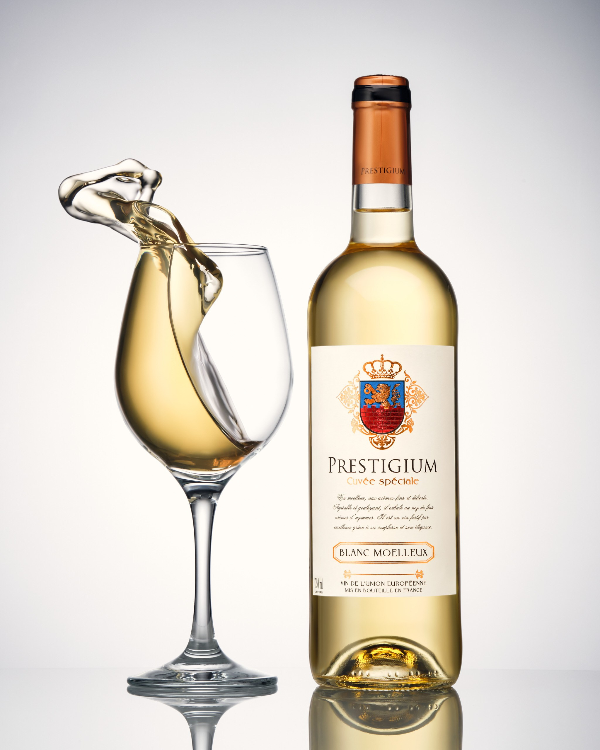  Рекламная съёмка вина Prestigium с динамичным всплеском в бокале. Светлая студийная подача и эффект движения.