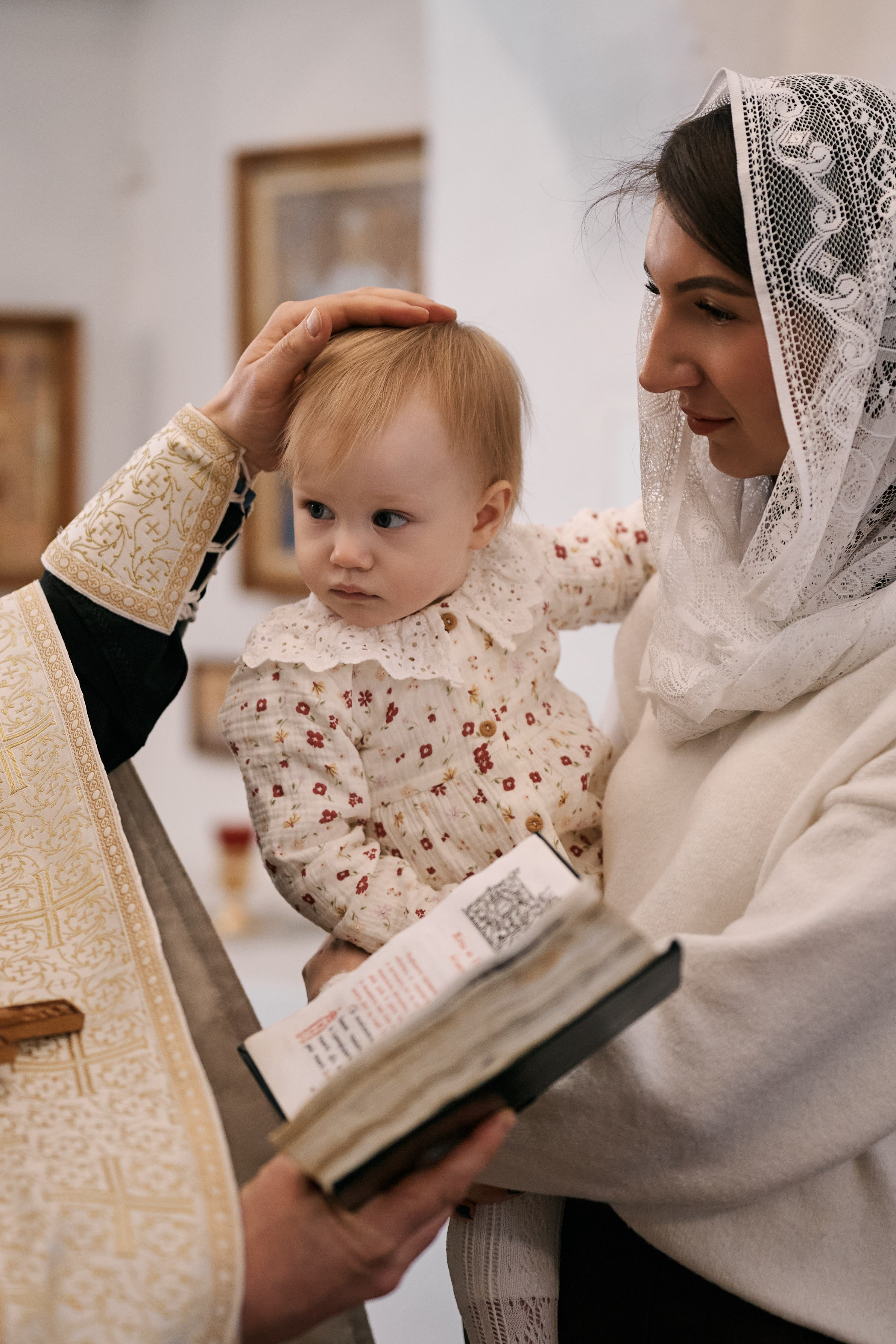Крещение в храме Преполовения Пятидесятницы во Пскове. Свадебный фотограф Надежда Максимова