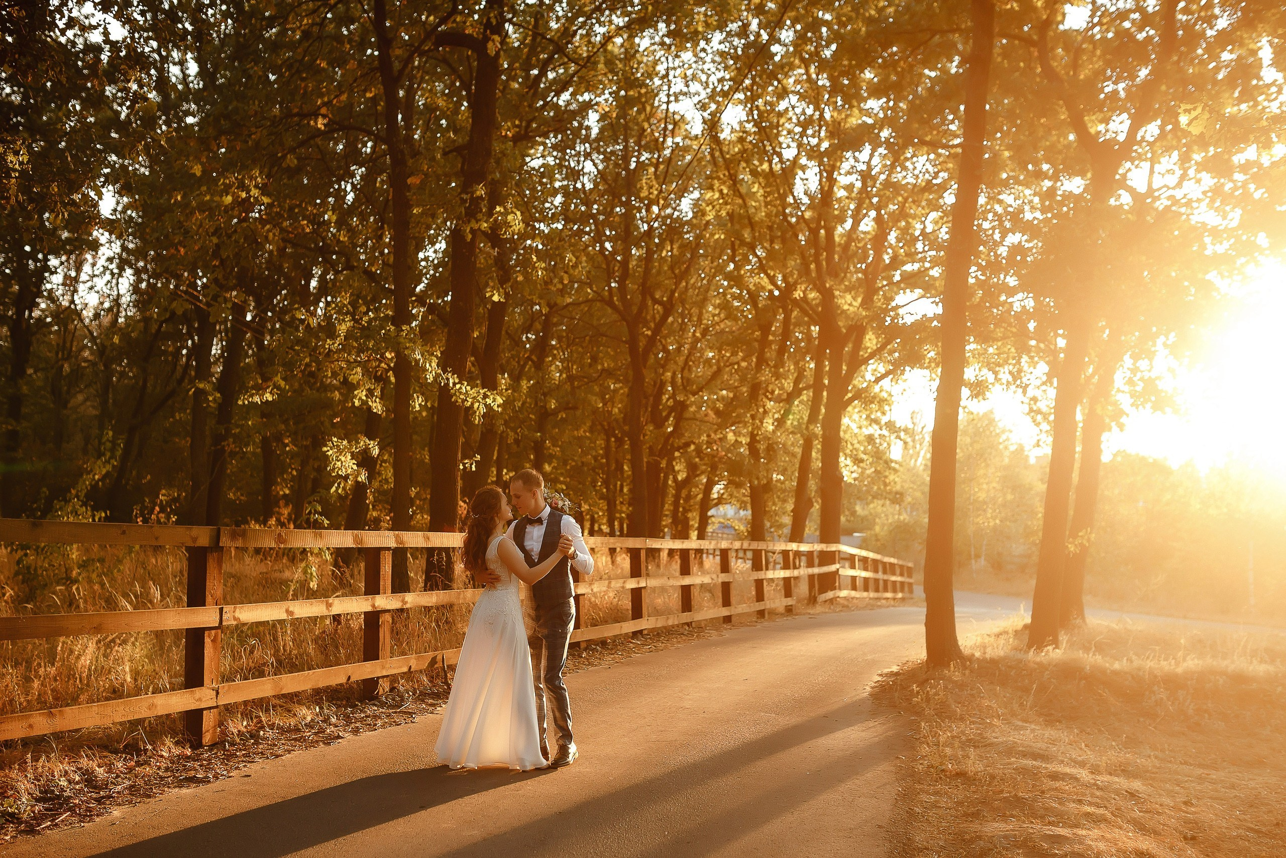 Жених и невеста уходят в закат