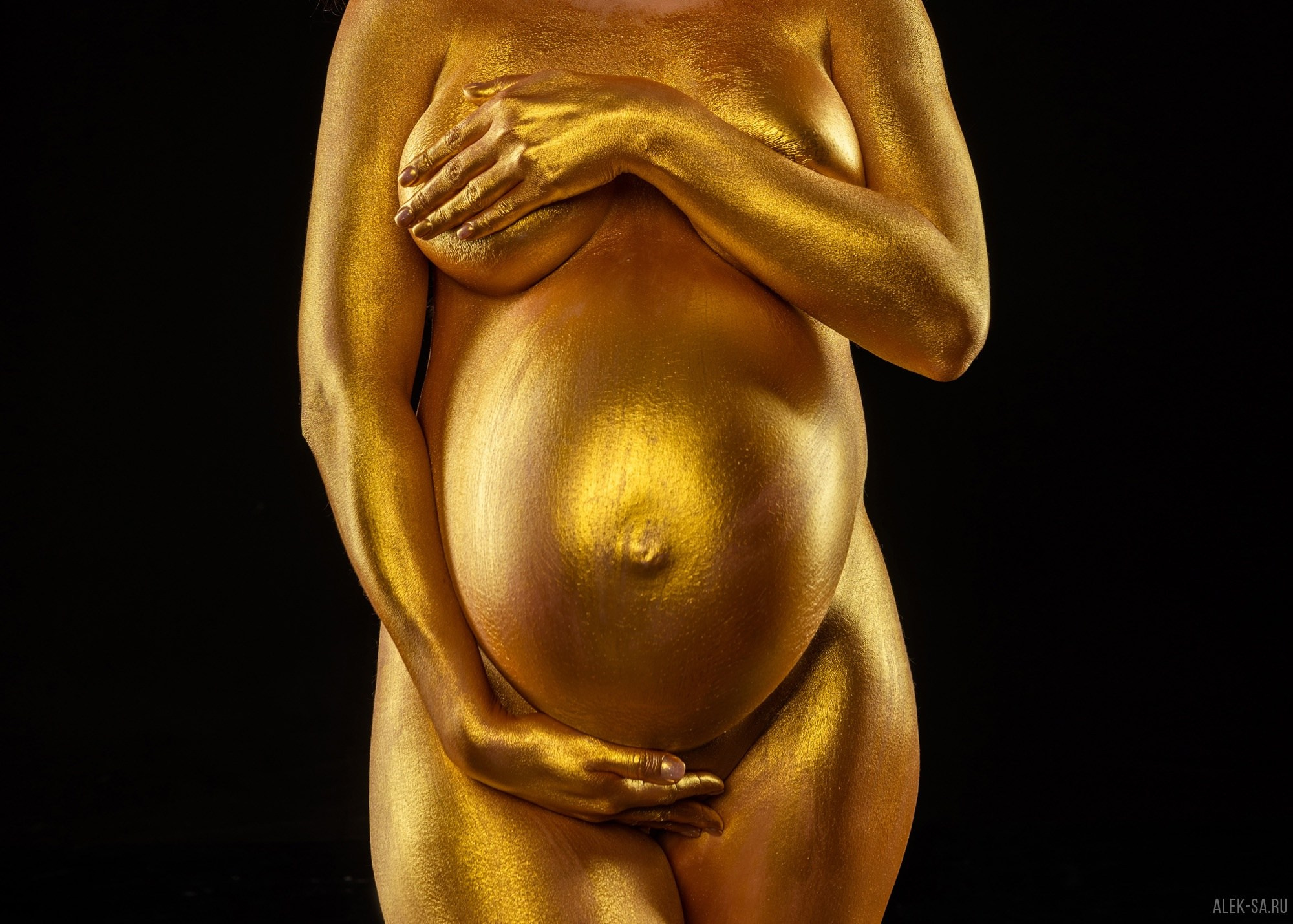 Беременная в золотом боди-арте, крупный план живота — фотограф Краснодар