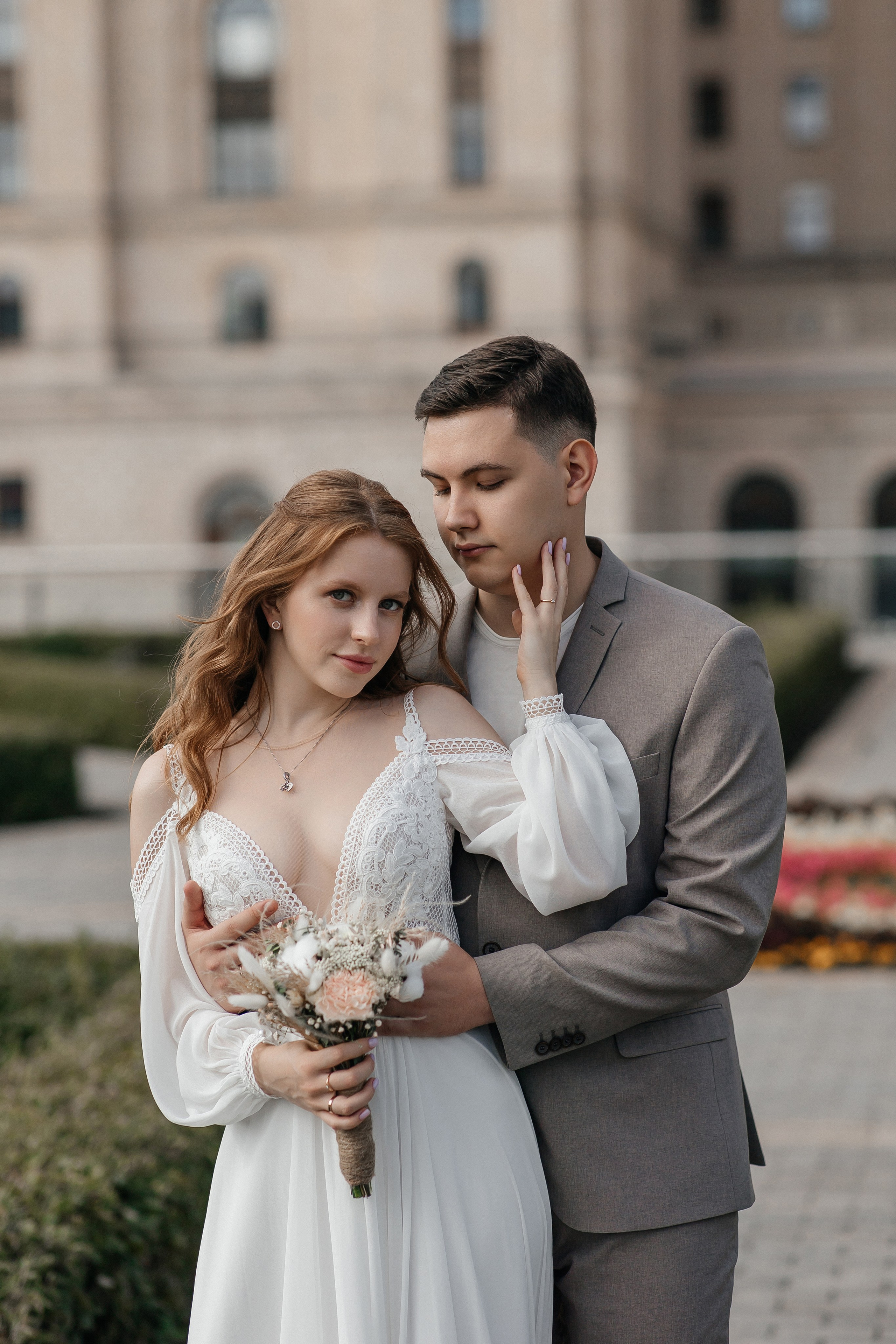 Свадебная фотосессия у гостиницы Украина. Свадебный фотограф в Москве Дарья Олендарёва