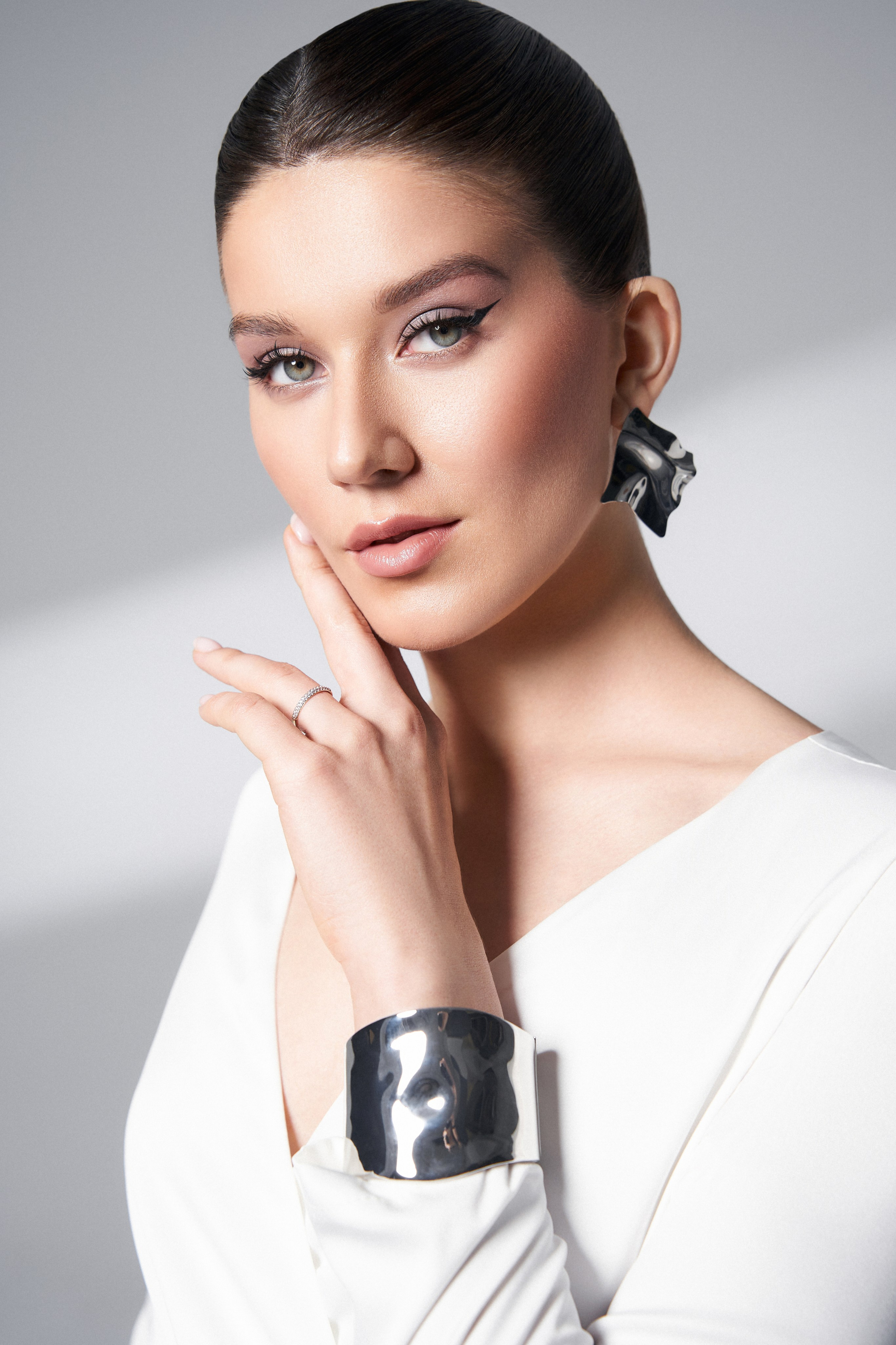 Бьюти портрет девушки с крупными украшениями и красивым мейкапом