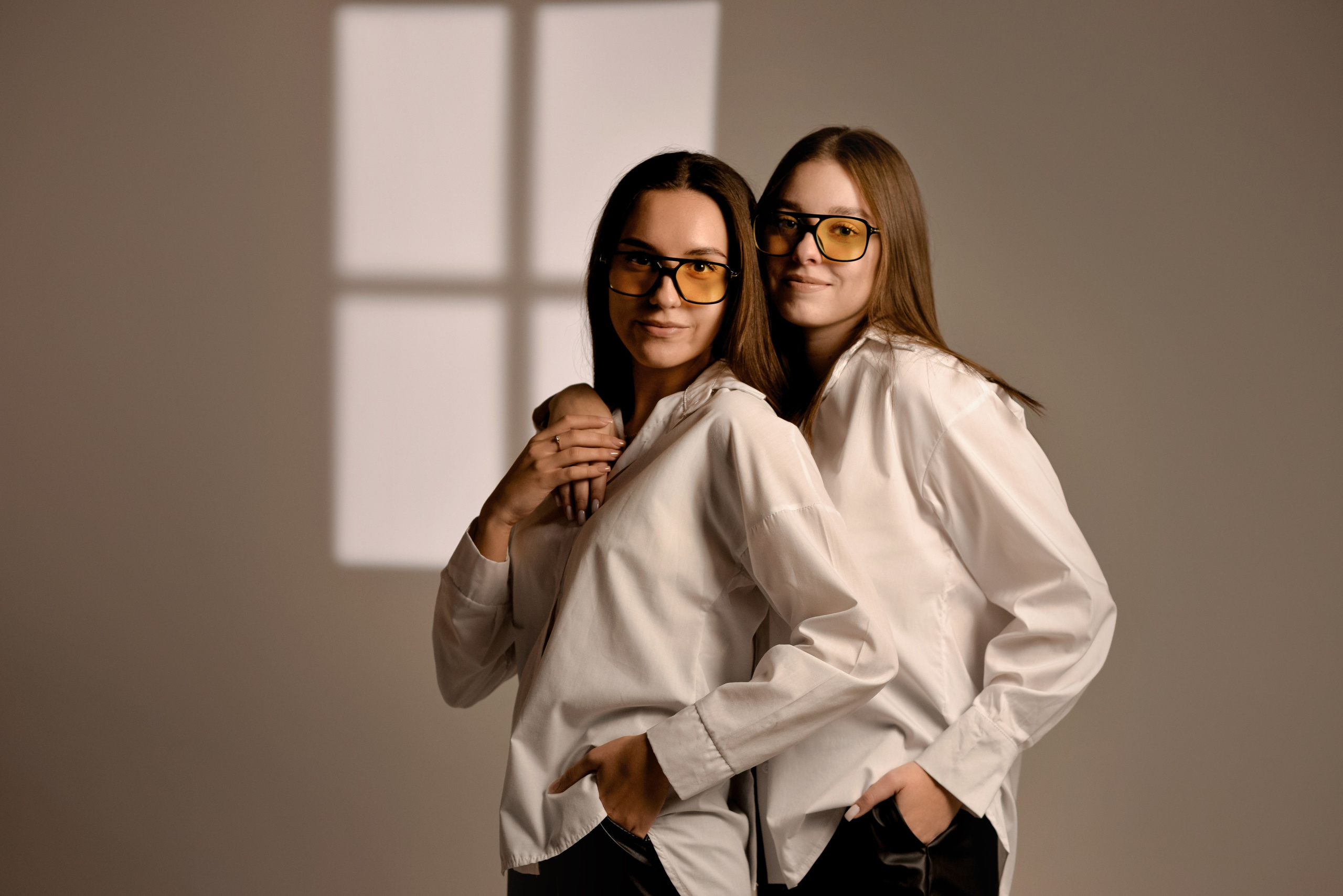 2 подруги на циклораме, Алина и Катя. Семейный и свадебный фотограф Галина Абакумова, фотосессии в Белгороде