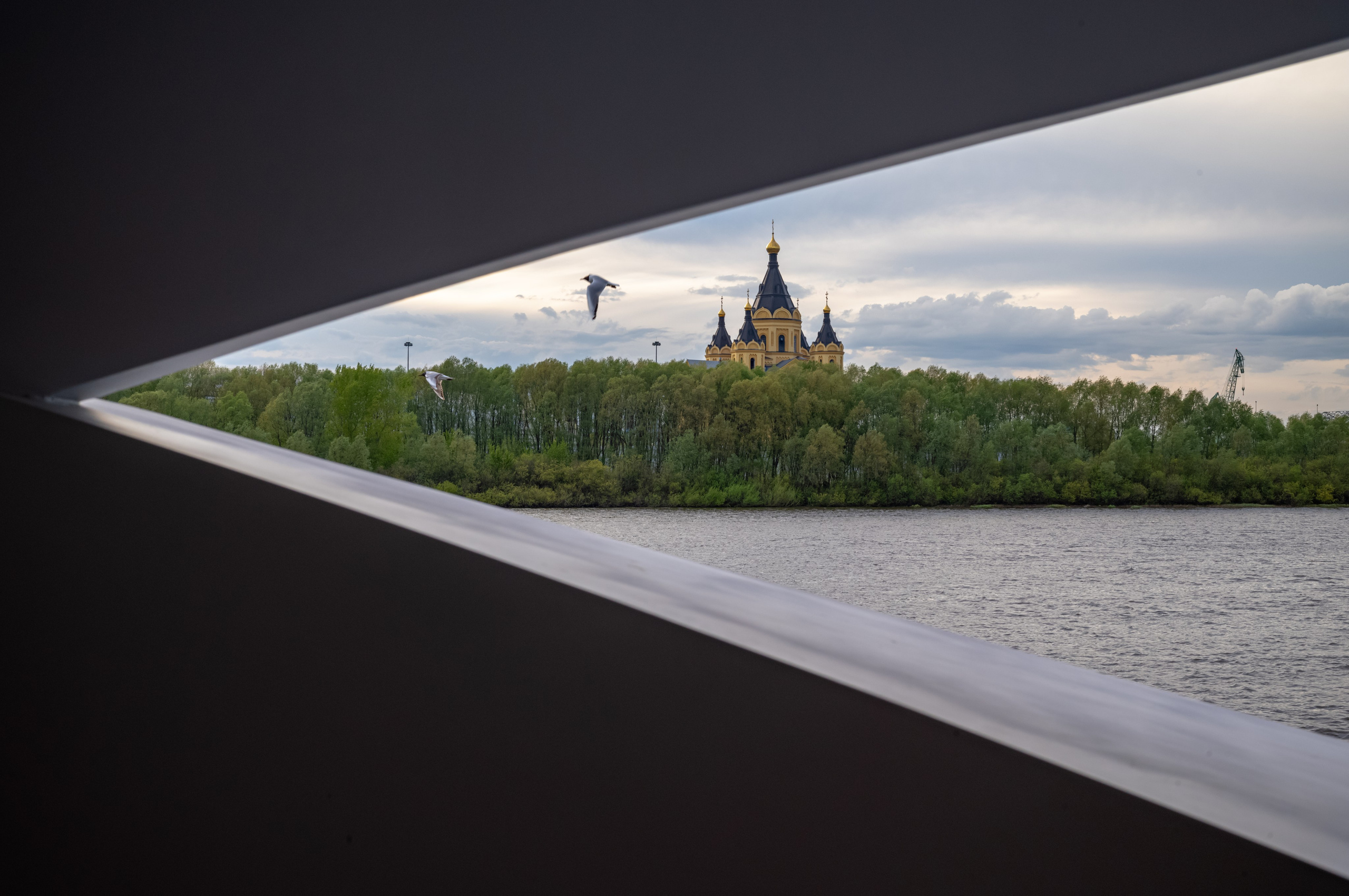 Вид с воды на Александро-Невский собор в Нижнем Новгороде