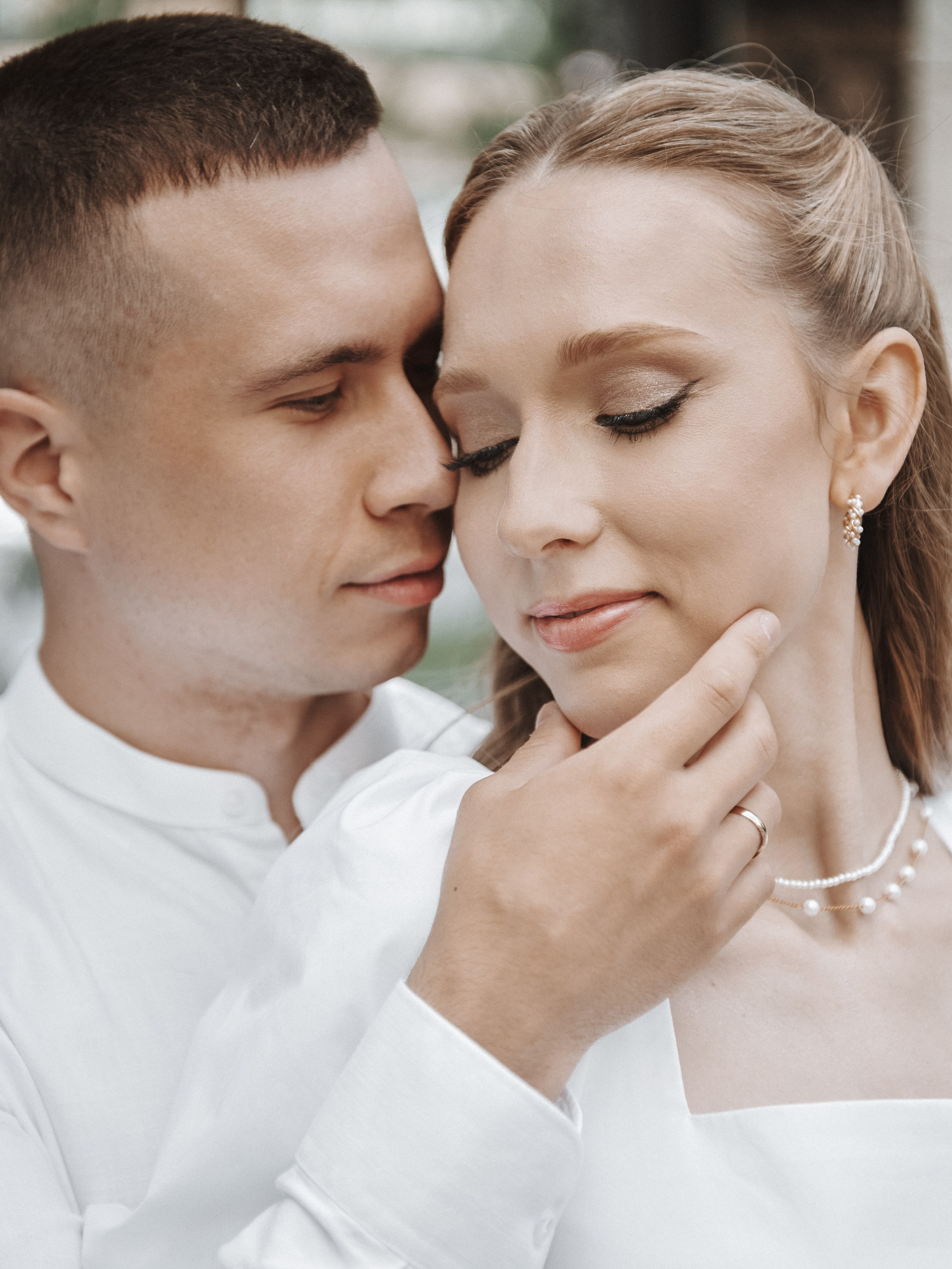 Свадебная фотосессия у жилого комплекса Чикаго в Новосибирске — жених и невеста на фоне современной архитектуры.