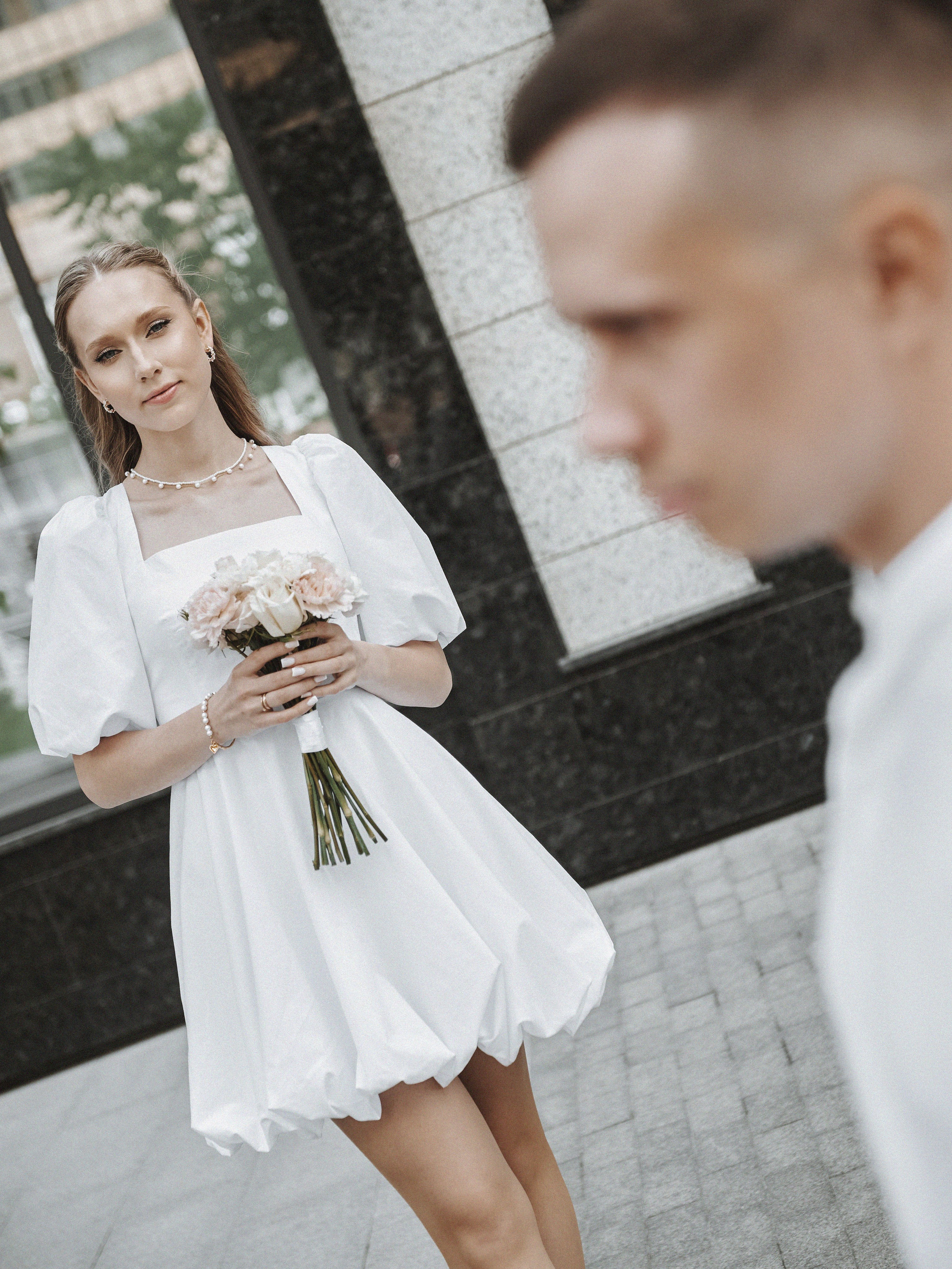 Свадебная фотосессия у ЖК Чикаго Новосибирск — жених и невеста на фоне высотки