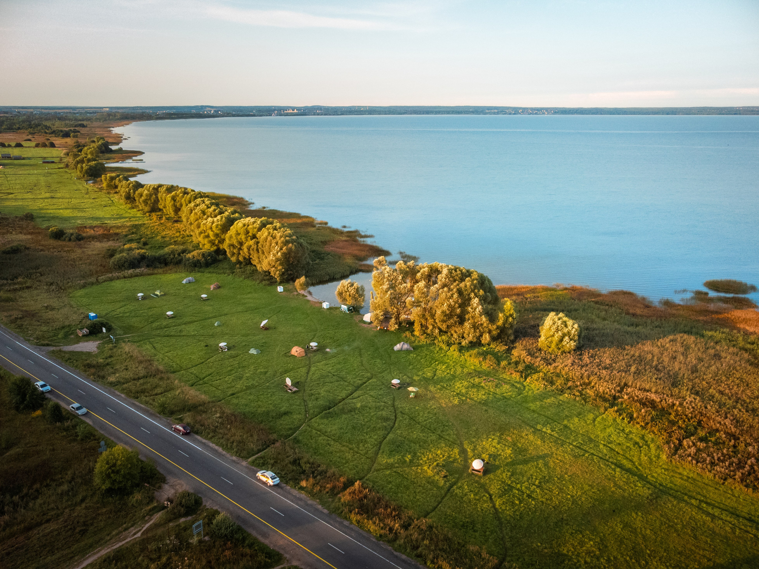 Переславль - Залесский, Загородный клуб "ОЗЕРО", Плещеево озеро, вода, трава, крестова гора, утро, лето, рассвет, дорога, люди с палатками