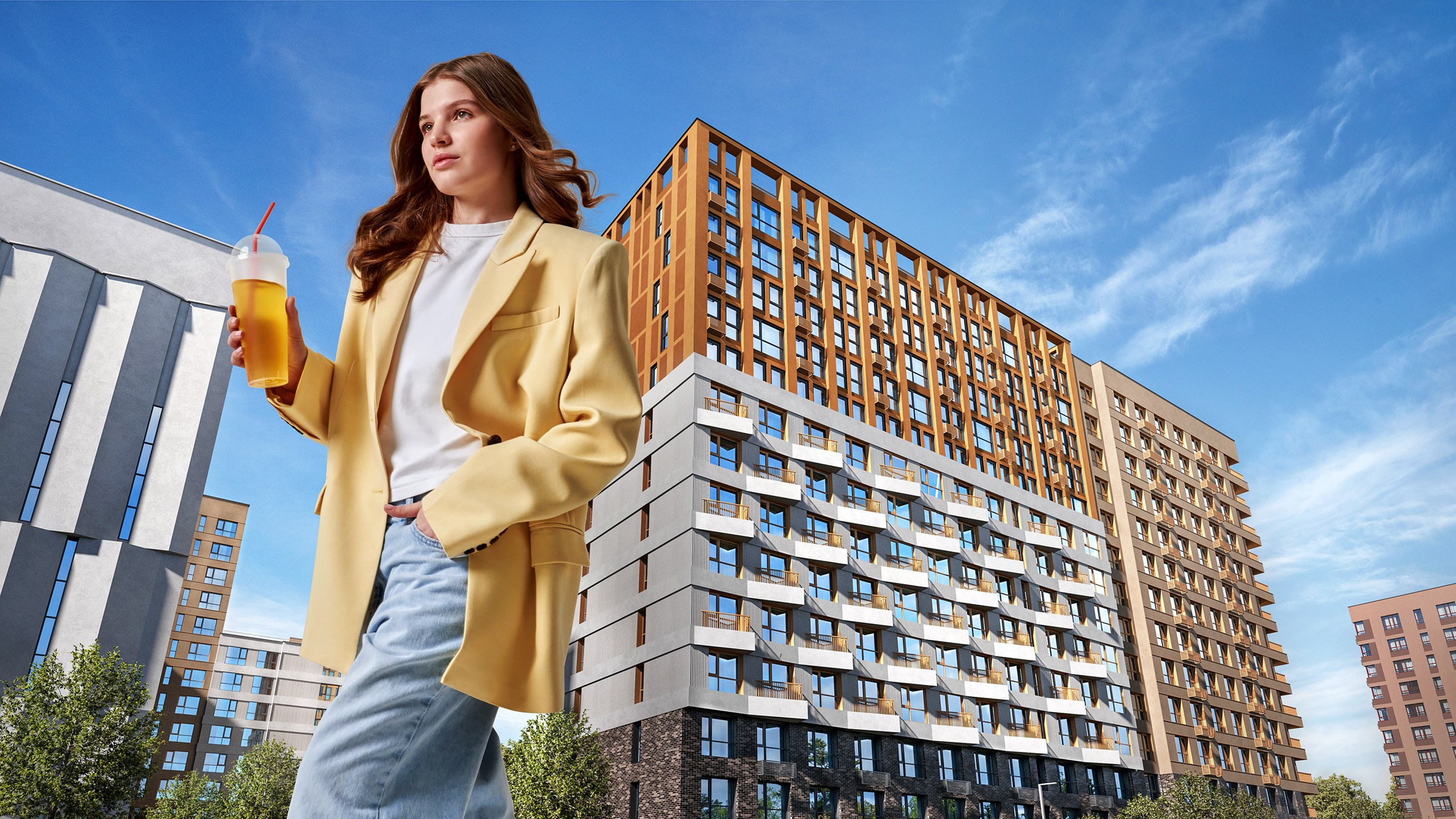 На фото продавец магазина бытовой техники вместе с клиентом пробуют возможности новой игровой приставки 