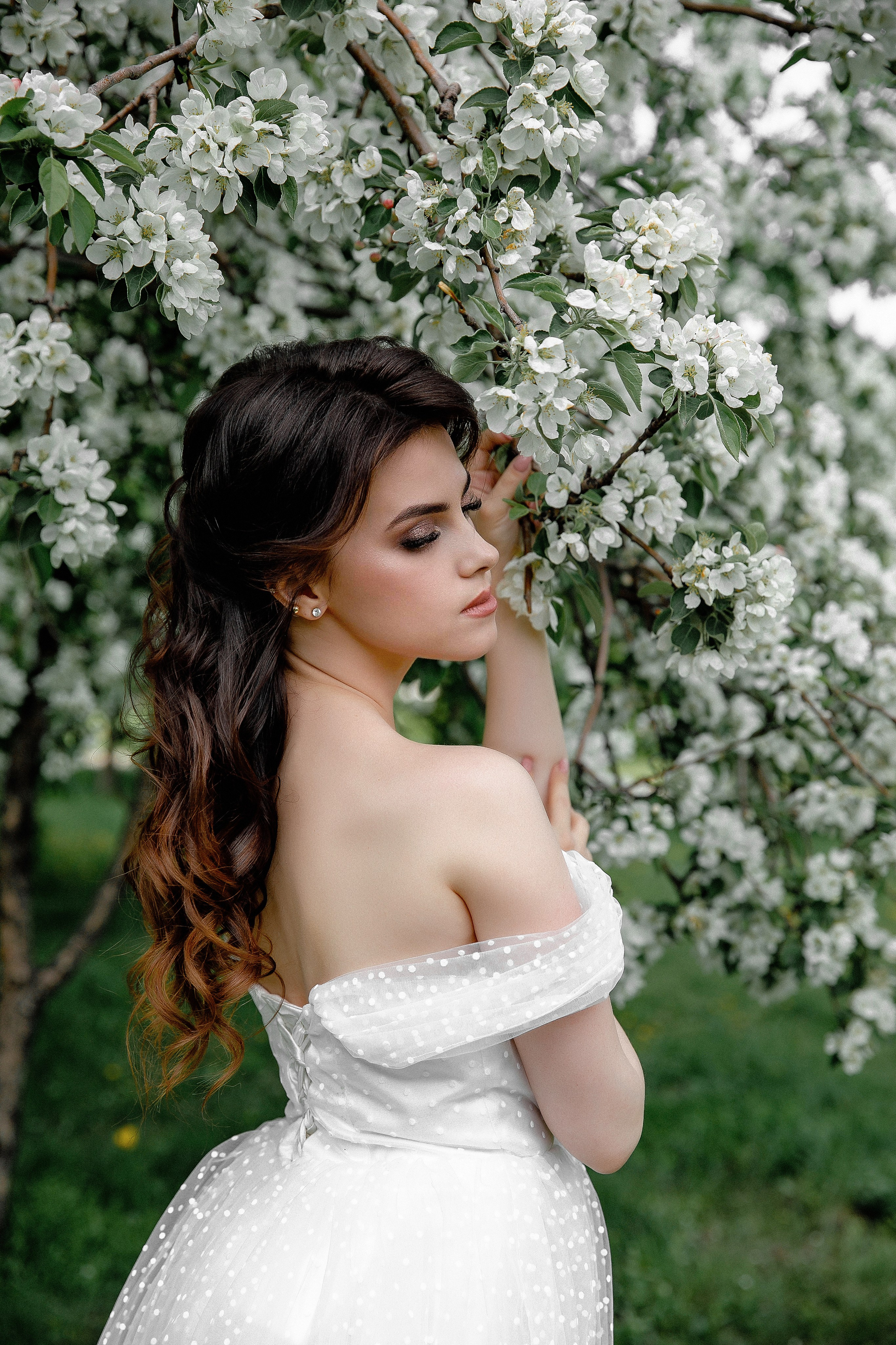 Фотосессия в яблонях. Свадебный фотограф в новокузнецке