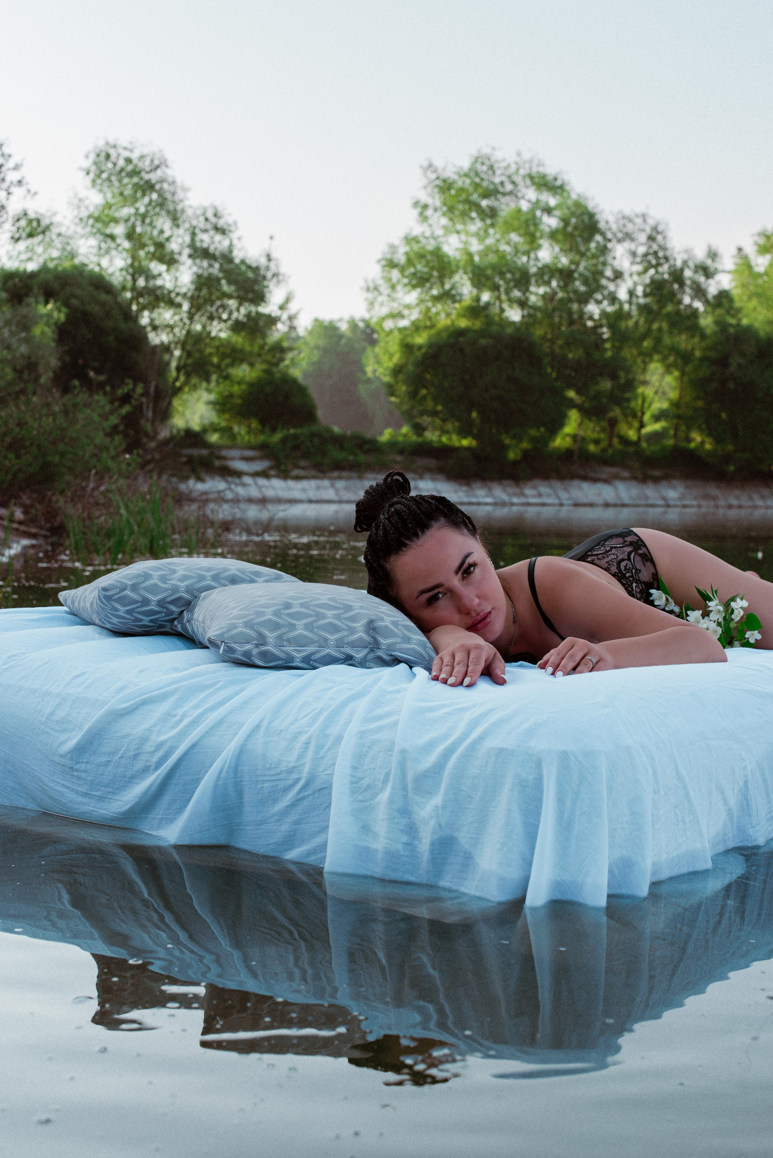 Анастасия на водоеме. Женский фотограф в Москве и МО