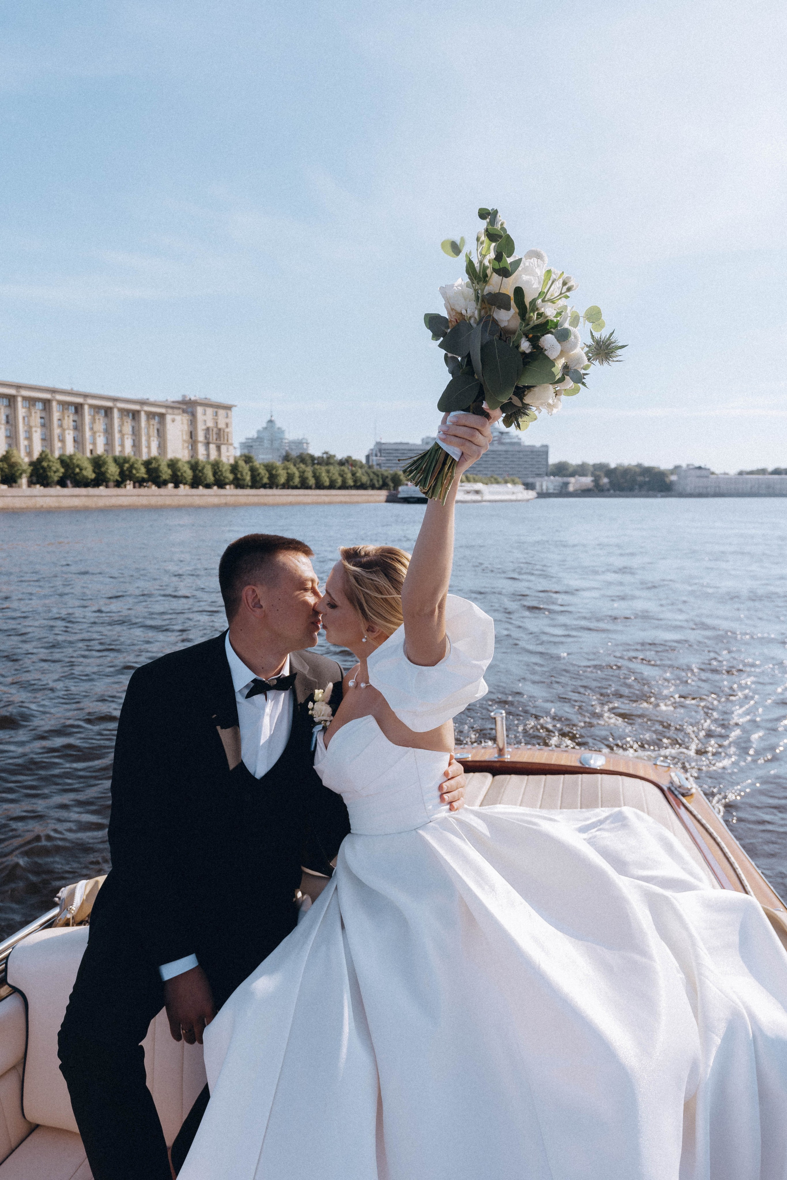 СВАДЕНБНАЯ СЬЕМКА НА КАТЕРЕ ПО КАНАЛАМ САНКТ-ПЕТЕРБУРГА И В АКВАТОРИИ НЕВЫ. Профессиональный фотограф, Санкт-Петербург — Виктория Богомолова