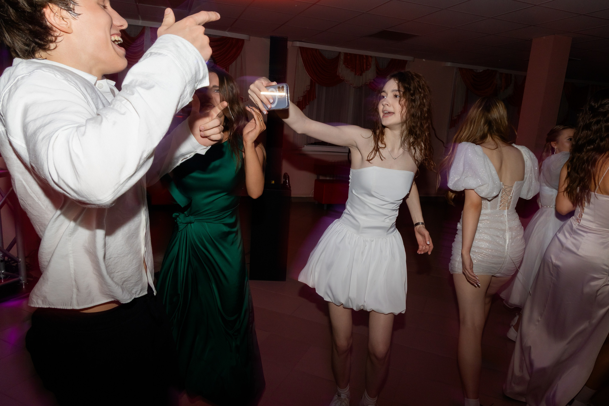 Школьный выпускной 2025 год в Минске, Беларуси. Свадебный фотограф в Минске/Беларуси Сергей Спиридонов