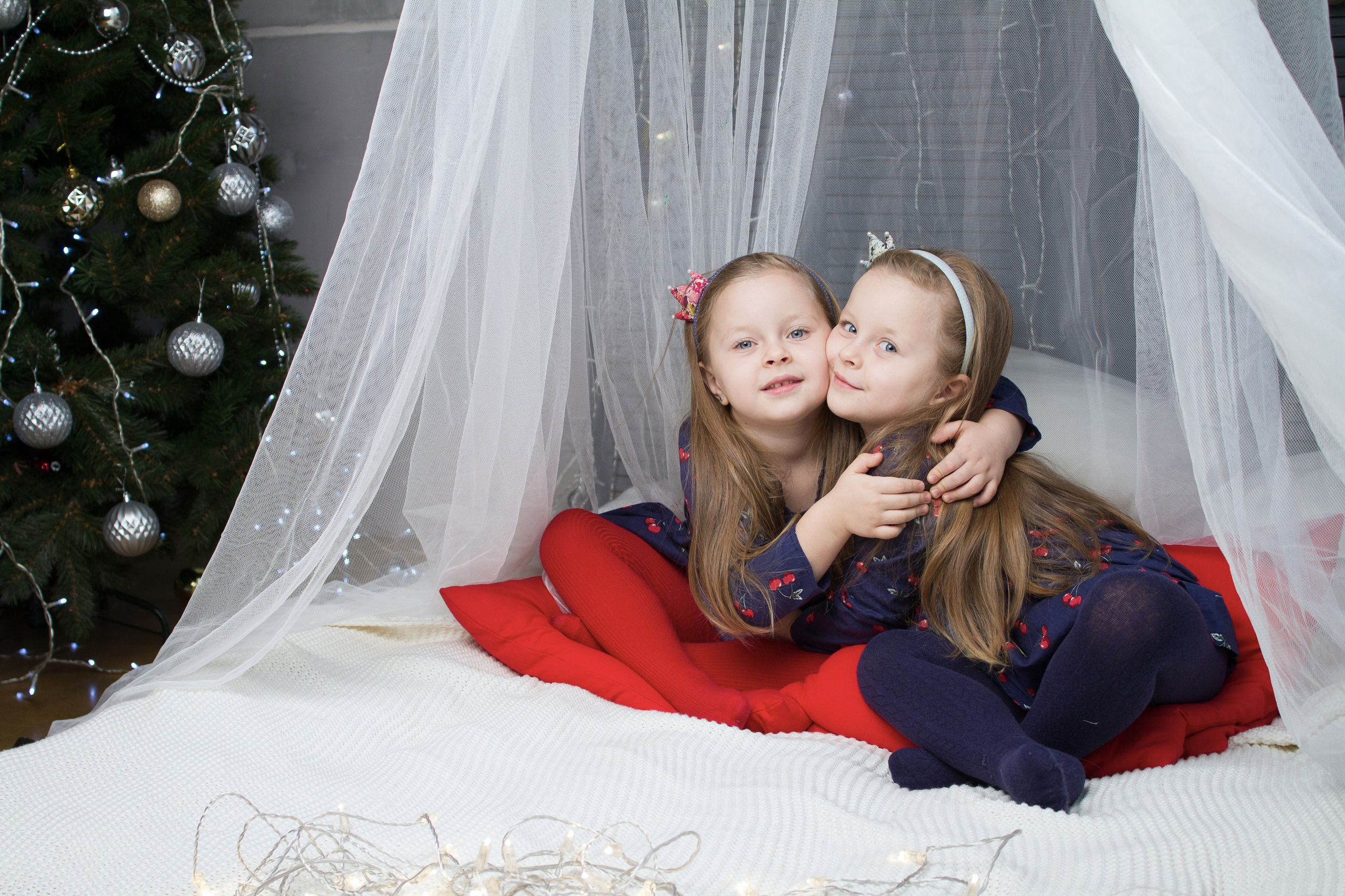 Фотосессия близняшек в студии. Школьные выпускные альбомы в Москве Марина Николаева