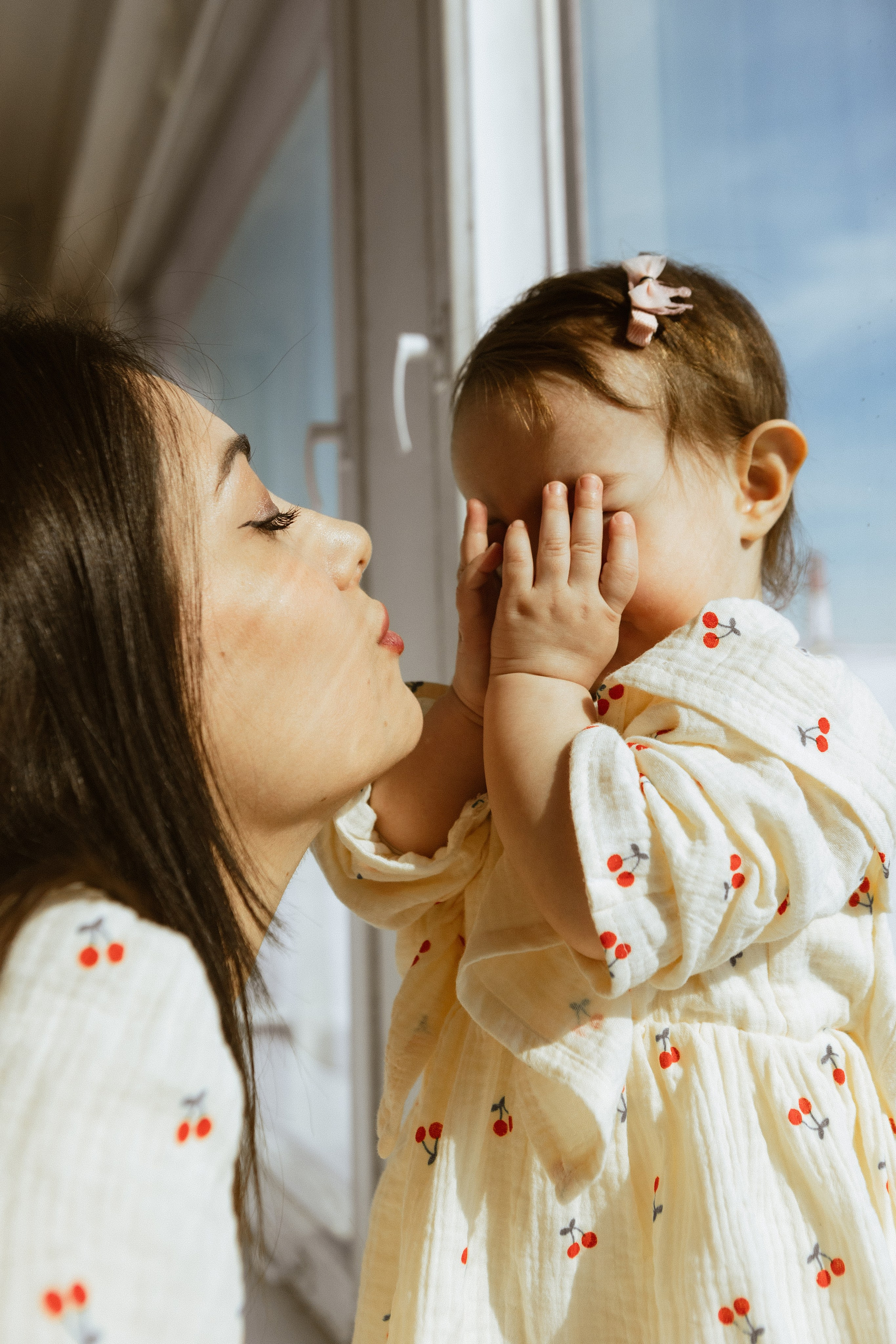 нежная семейная фотосессия с годовалой дочкой в студии, фото мамы и дочки, семейный фотограф в Москве