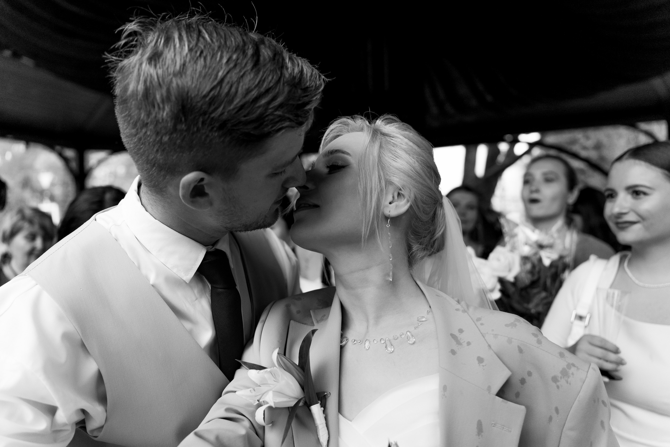 Свадьба в Санкт-Петербурге, фотосессия на прогулке, невеста и жених целуются под зонтом.