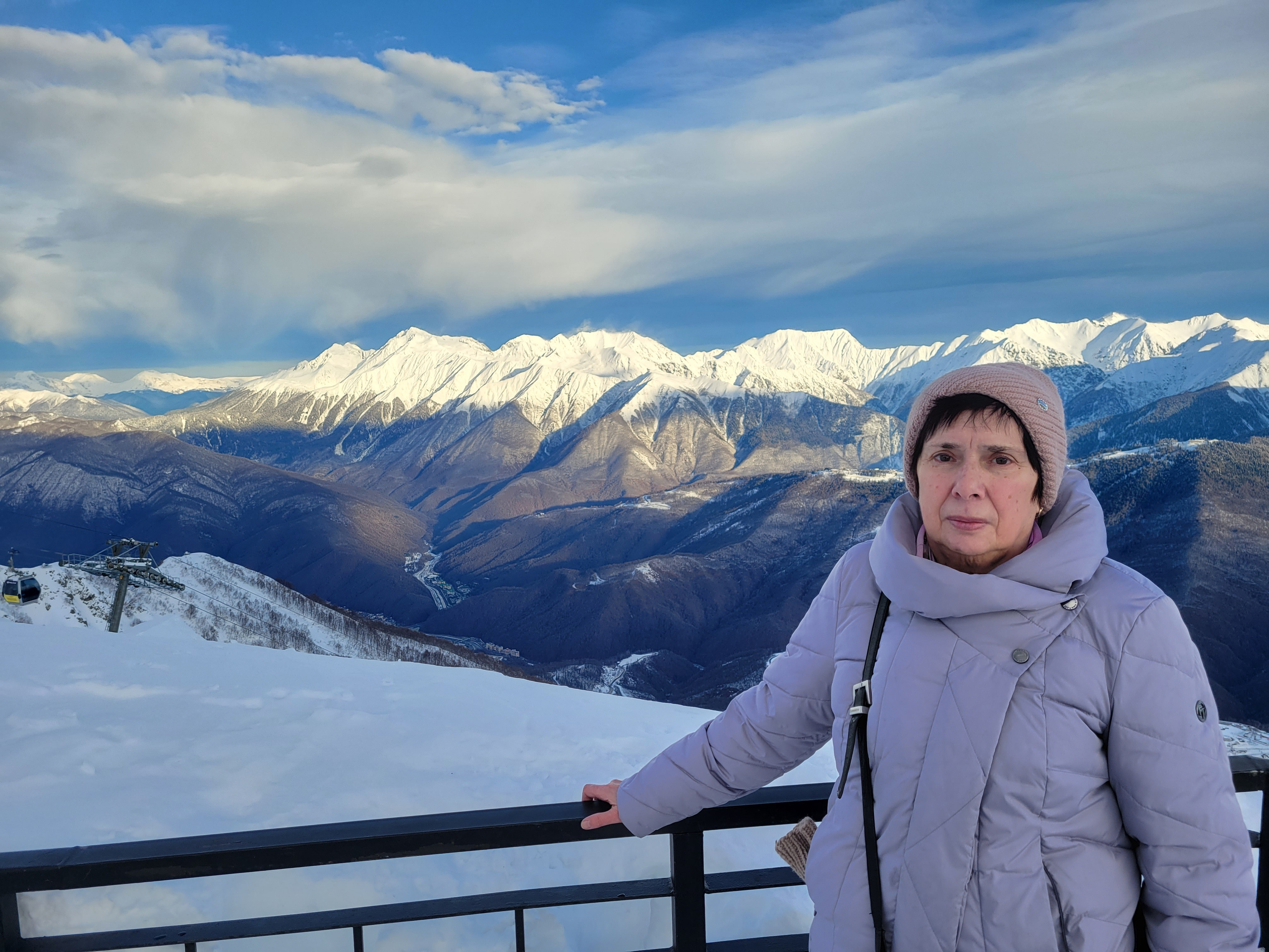 На небе небольшое количество облачков, ветер и мороз на горе