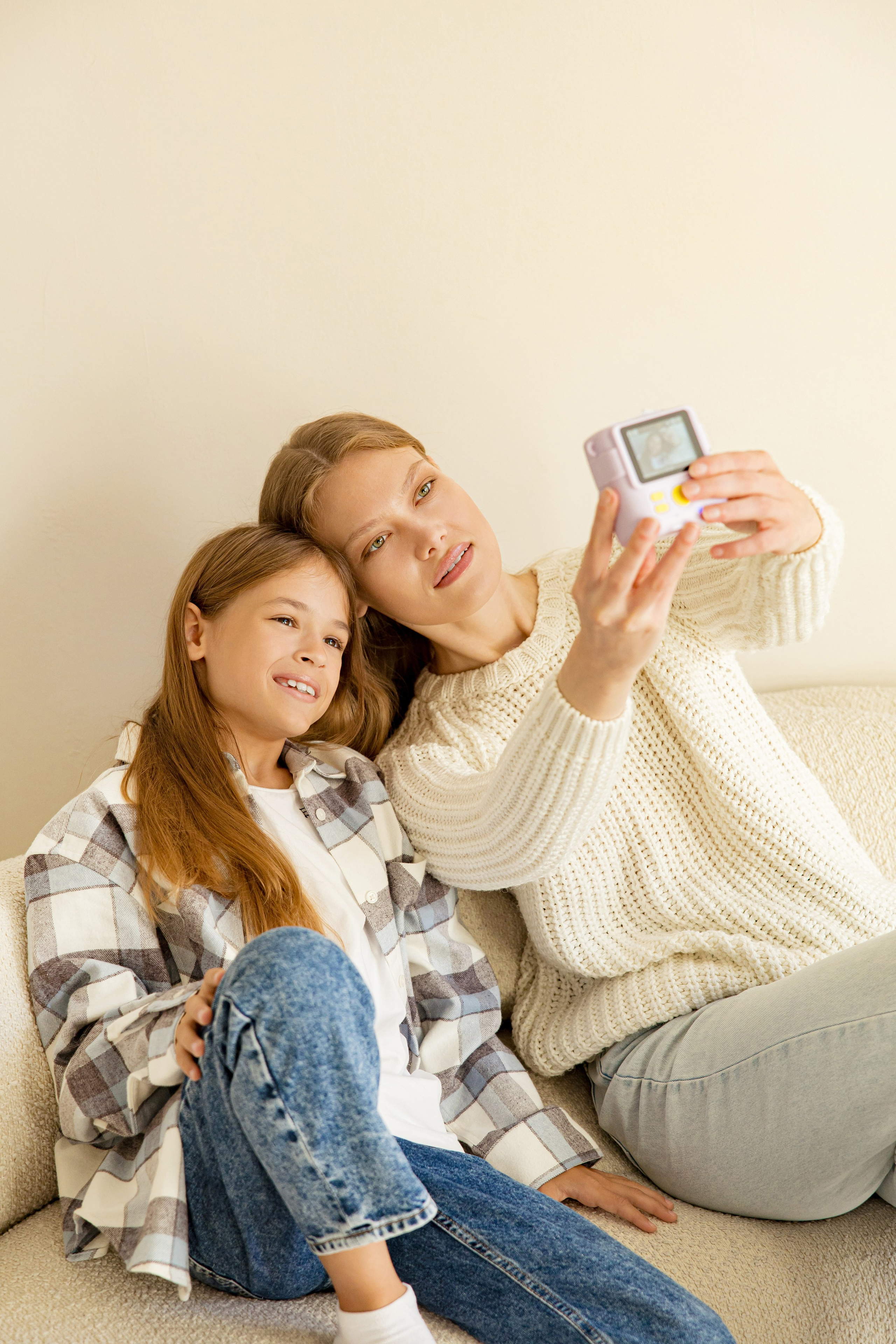 Две сестры фотографируют себя на камеру моментальной печати