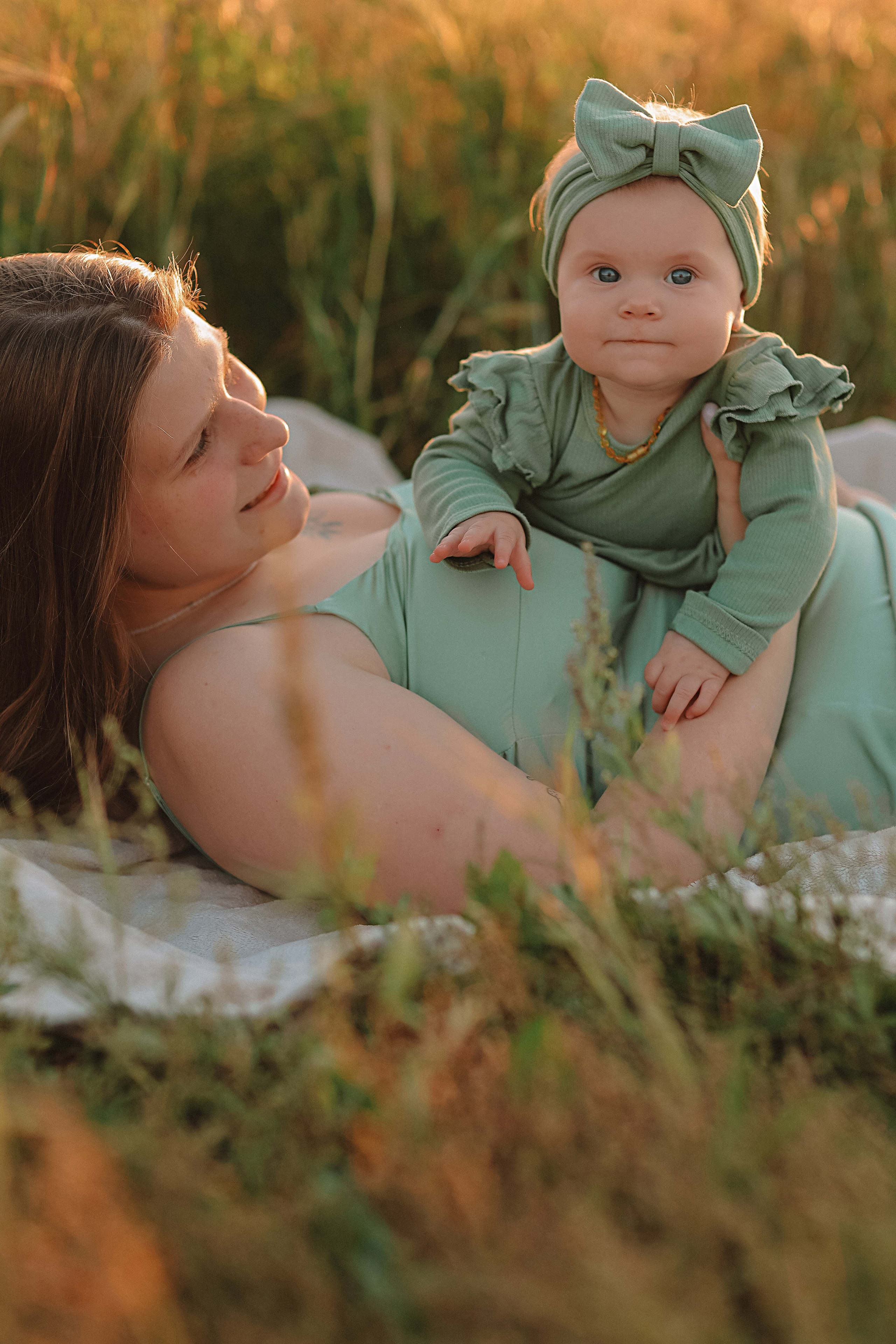 Закатное поле семейная. Семейный фотограф Тюмень, фотограф на роды Салмина Мария