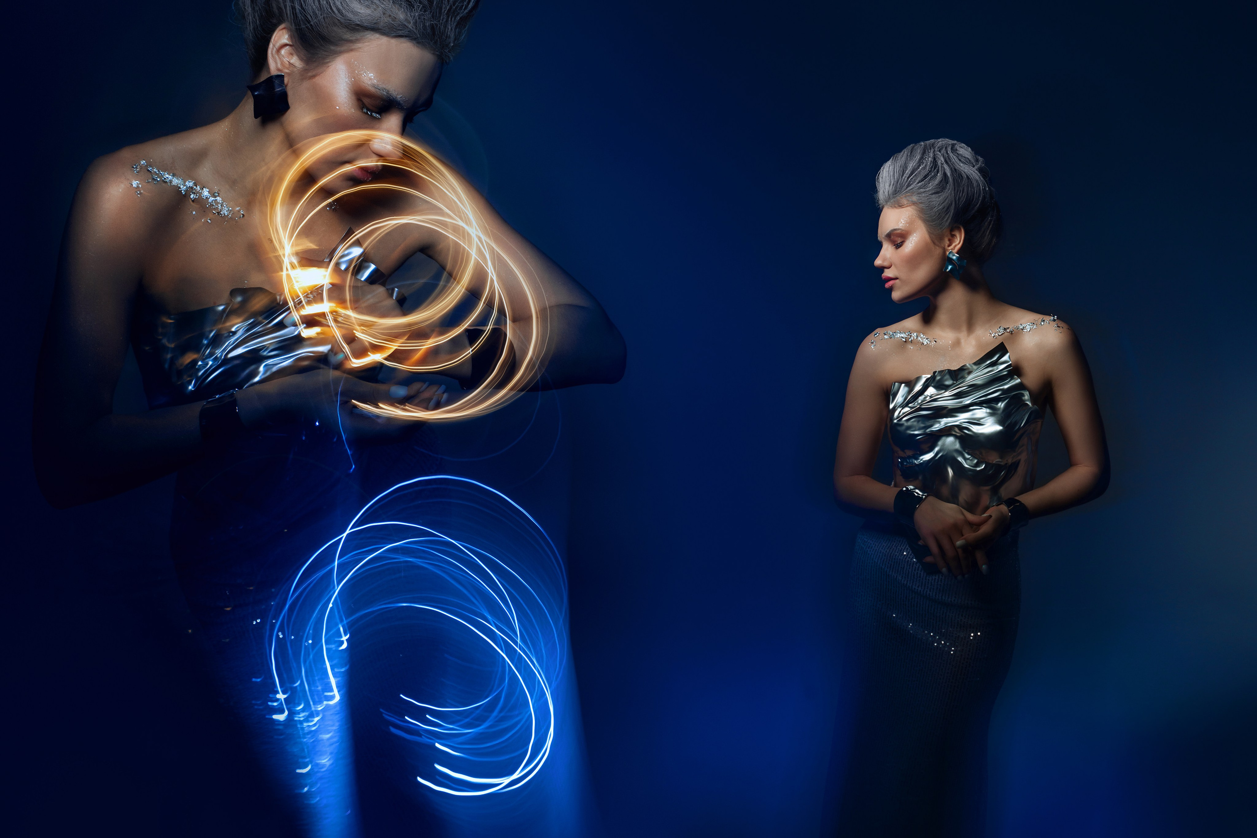 Зимние тени и яркий свет создают атмосферу таинственности в этой фотосессии. Девушка, воплощающая зиму, прельщает нас своей холодной красотой и мощью