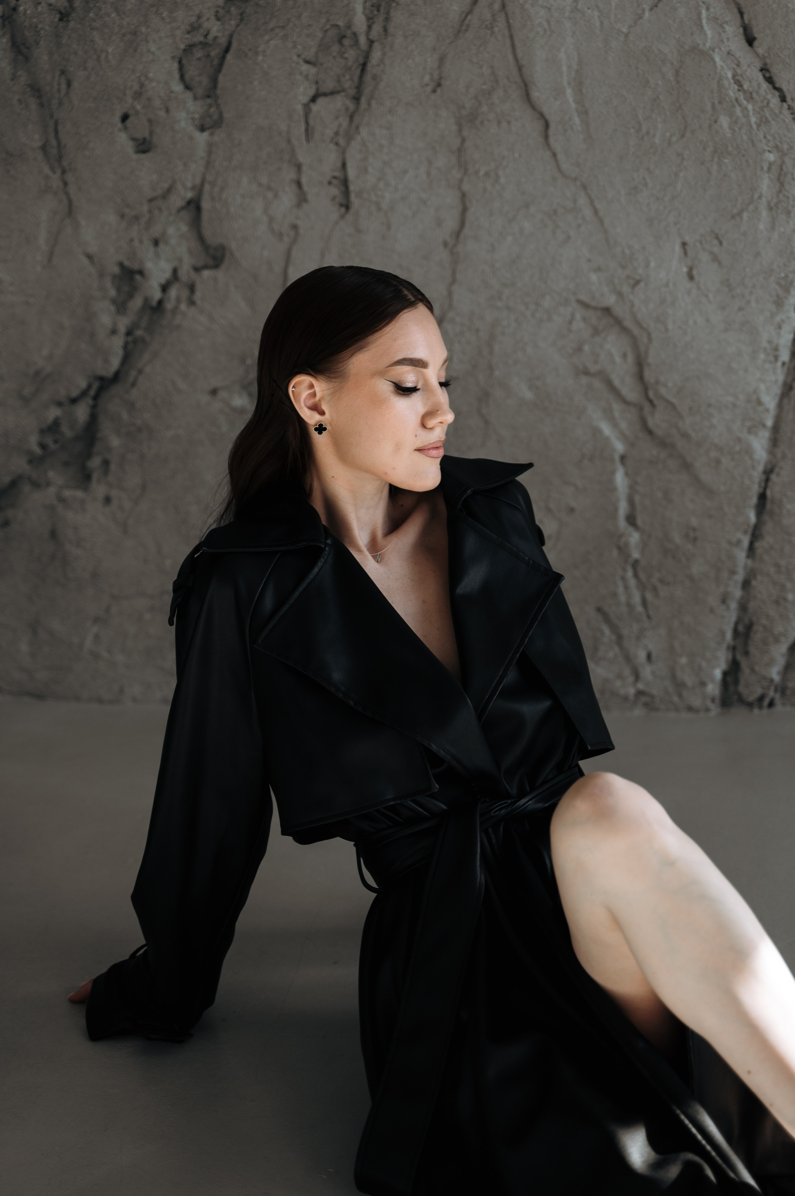 Настя — фотосессия в темной студии с хрустальной люстрой. Портретный и семейный фотограф в Екатеринбурге Мария Чахеева