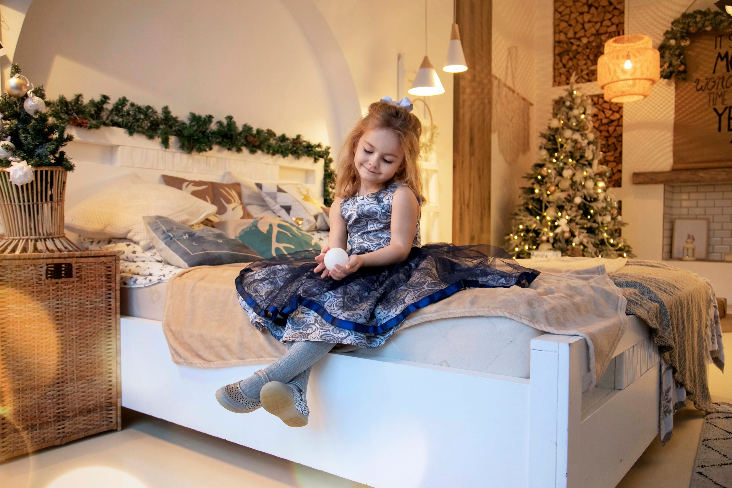 Николь у елки. Семейный и детский фотограф в Санкт-Петербург. Natalia Fadel