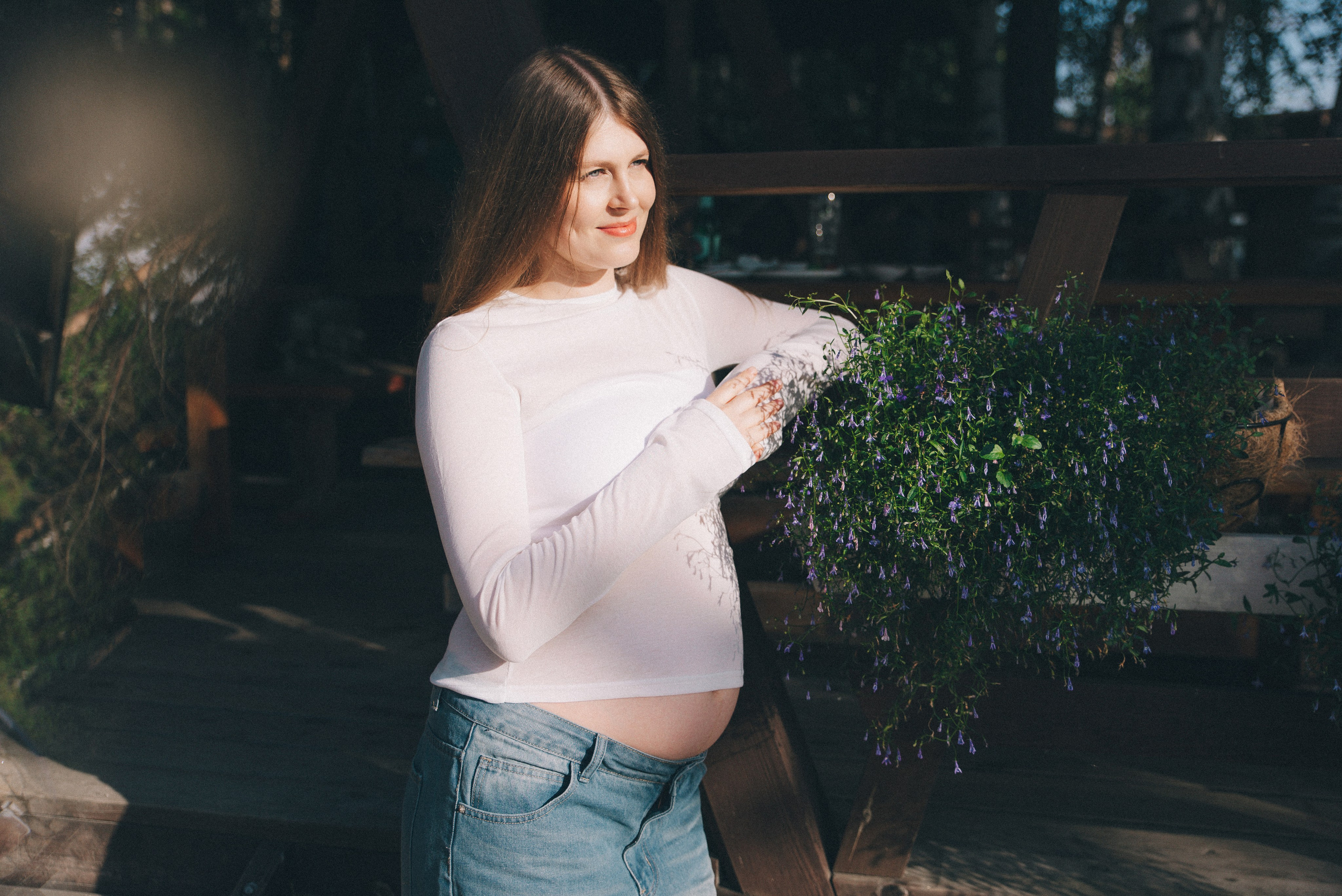 беременная девушка в белой футболке