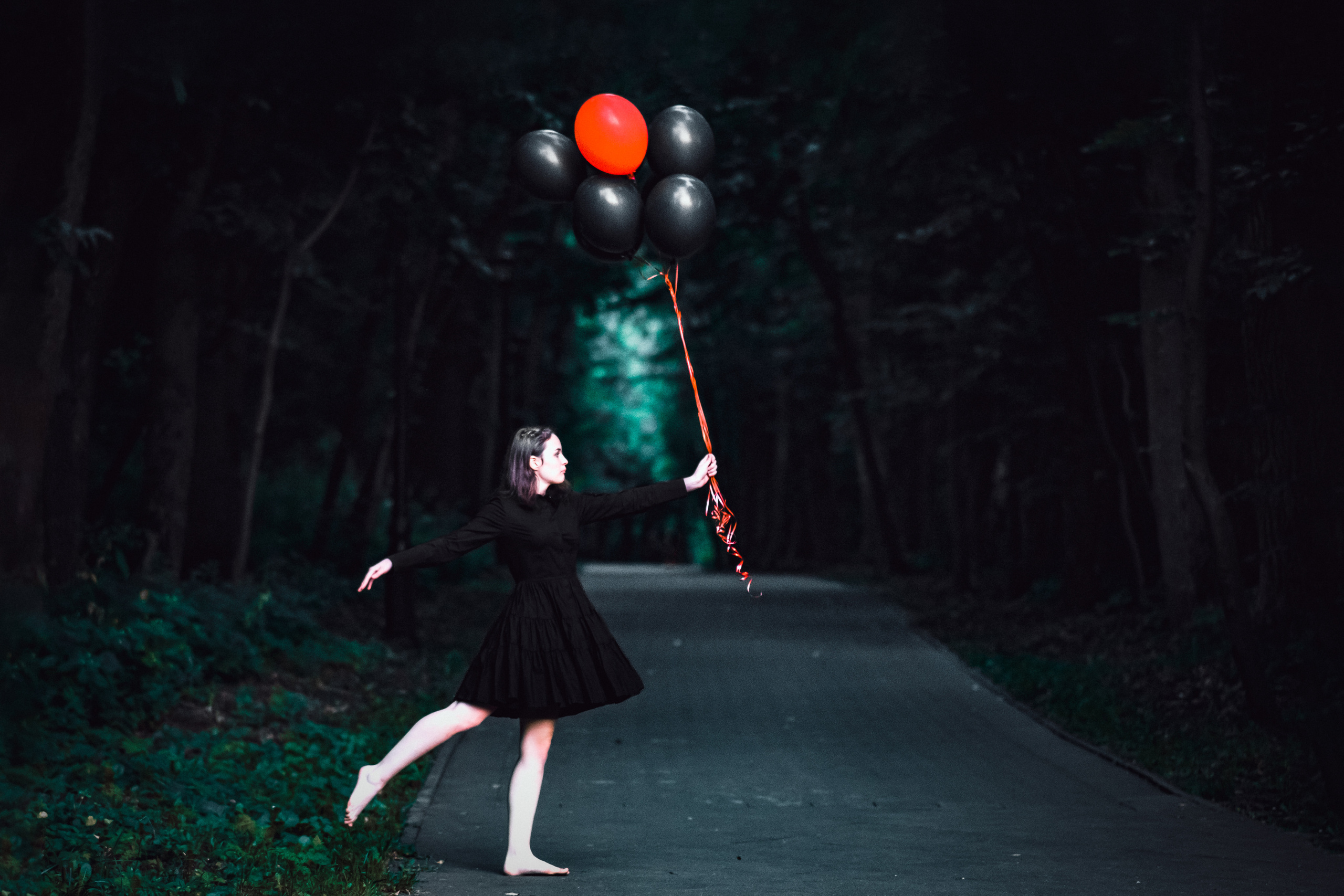 Художественная фотография девушки в лесу шариками.