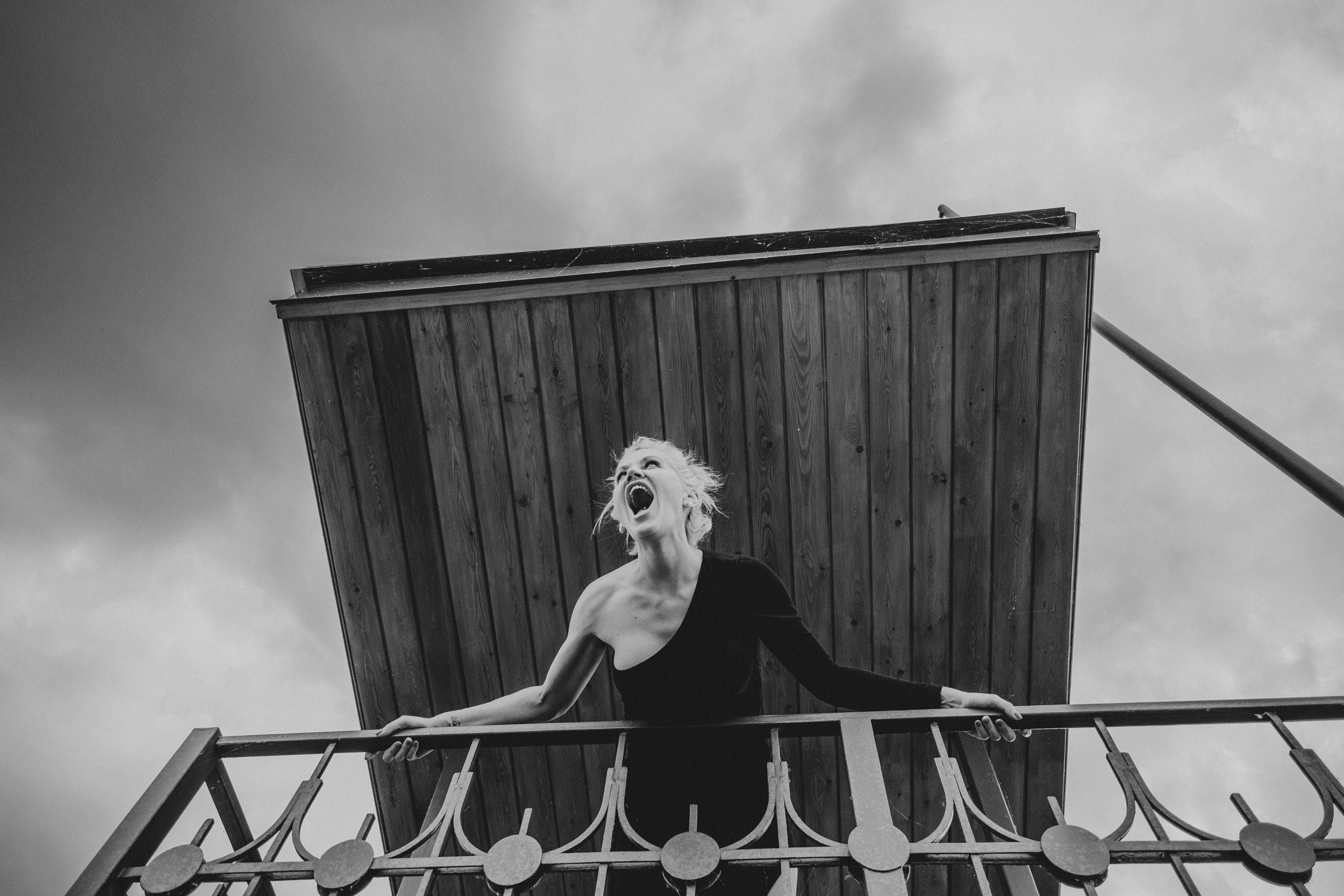 Девушка в платье кричит вдаль.